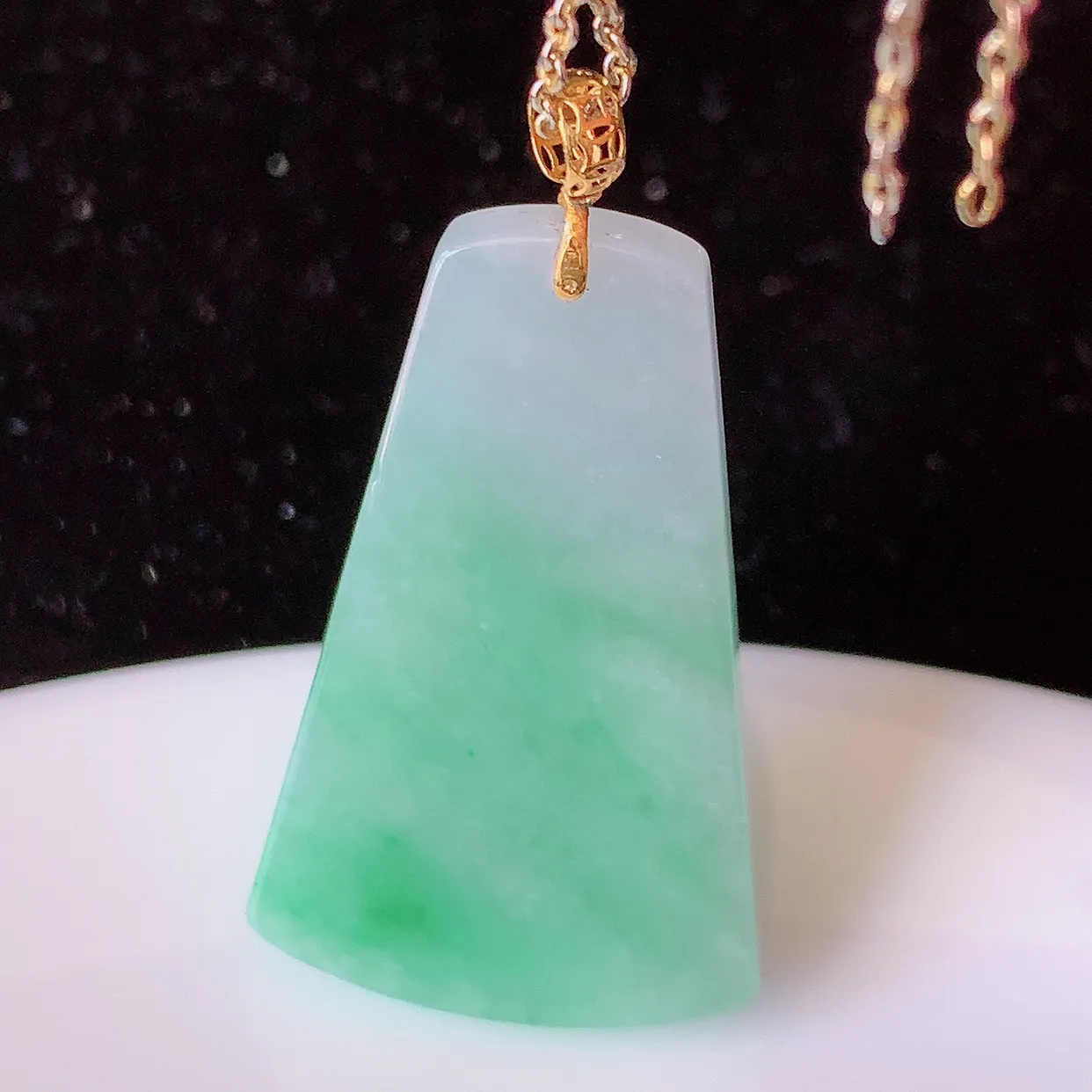 18K金镶嵌冰润飘绿翡翠平安无事牌吊坠，平平安安，无事牌翠色灵动， 佩戴平安时尚！#41.15