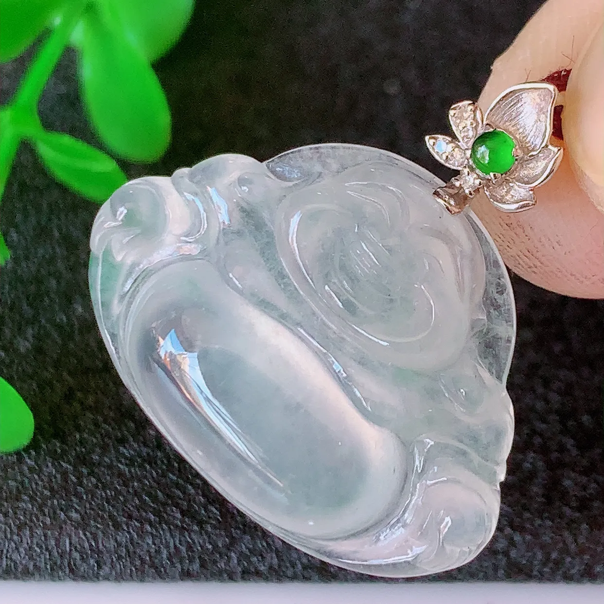 自然光实拍，18K金镶嵌冰种翡翠佛公吊坠，冰透饱满， 佛公亦保平安，寓意有福（佛公）相伴，品相佳，配戴优雅迷人！#1.15整体26.5裸石26*19.5*5.8