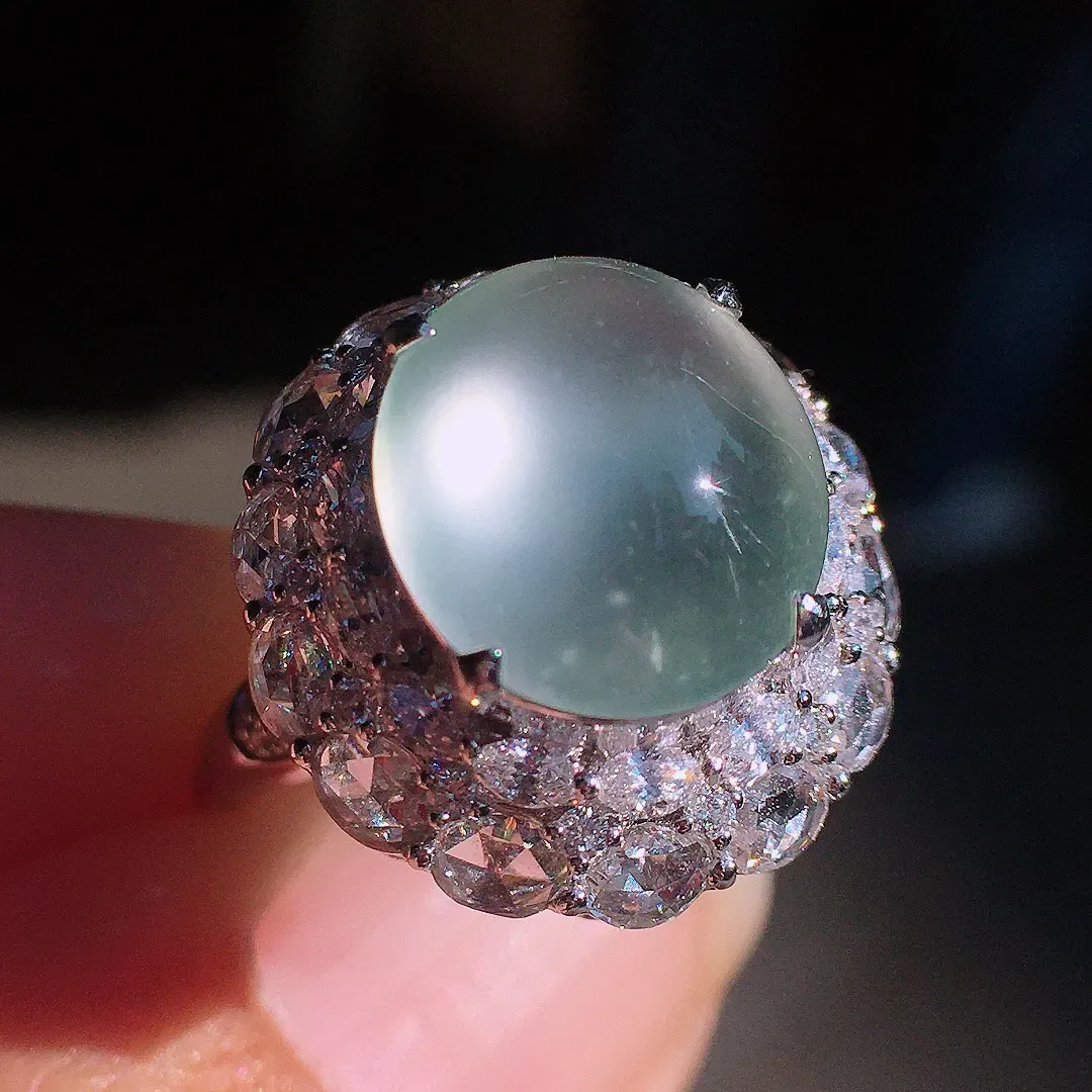 玻璃种蛋面戒指/吊坠两用款，色泽均匀艳丽，玉质细腻，荧光感超
强，饱满圆润，尽显优雅气质，18k
金豪华镶嵌