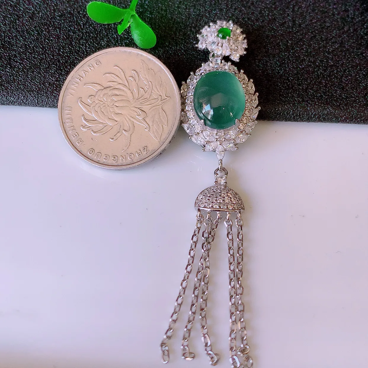 冰透满绿翡翠925银镶嵌蛋面吊坠，自然光实拍，翠色灵动，颜色漂亮，种老水足，品相佳，佩戴佳品！#97.15整体72.5-16.5*9.5裸石12*9.6