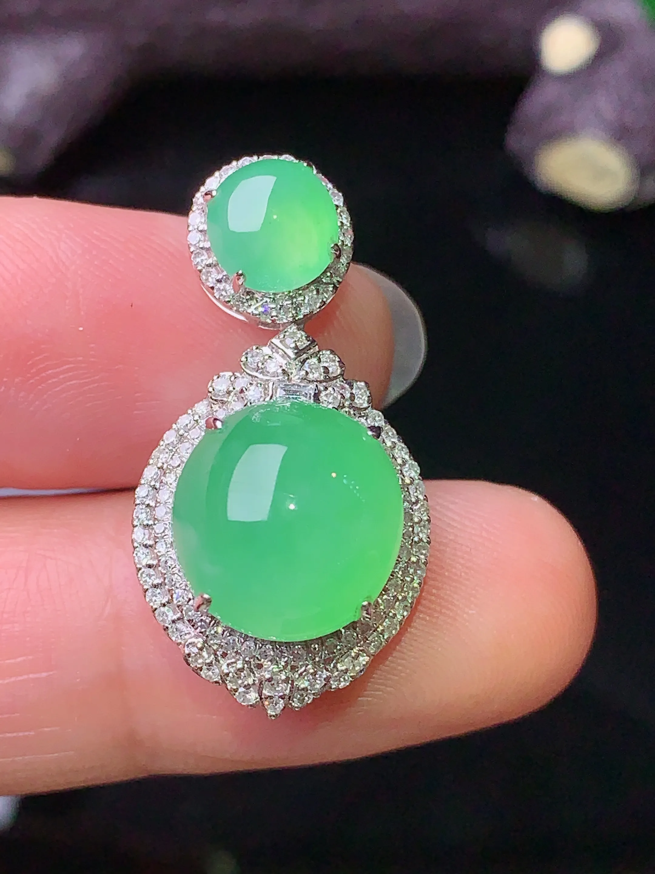 18k金钻镶嵌翠绿蛋面吊坠 玉质细腻 色泽清新艳丽 整体尺寸27.3*14.2*11.2