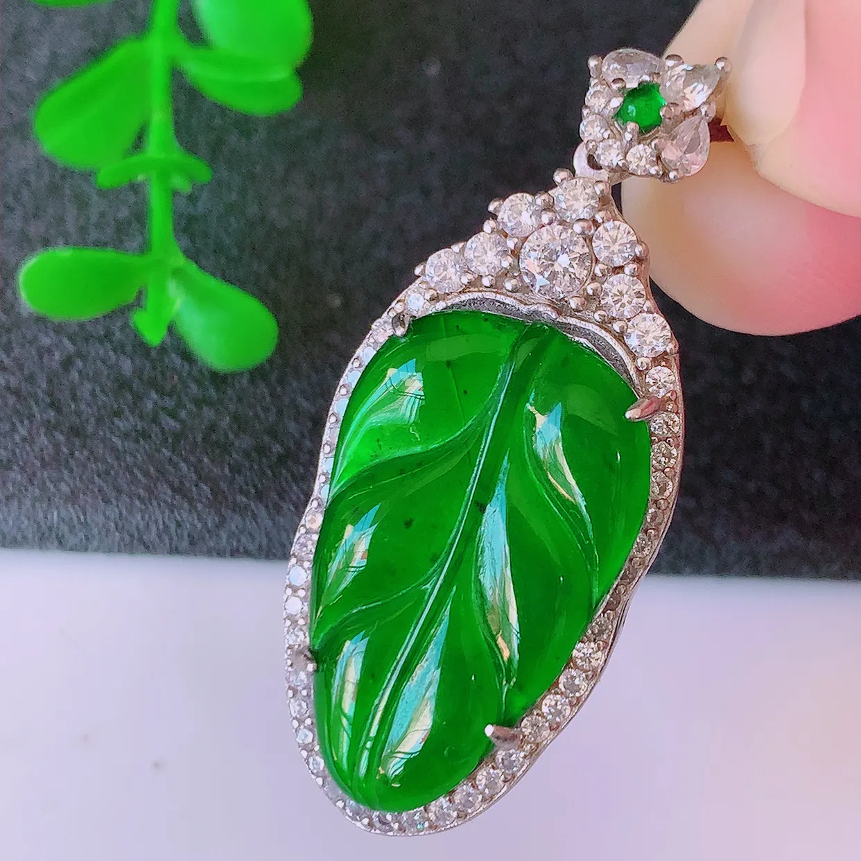 冰透满绿翡翠925银镶嵌叶子吊坠，自然光实拍，翠色灵动，颜色漂亮，种老水足，品相佳，佩戴佳品！#97