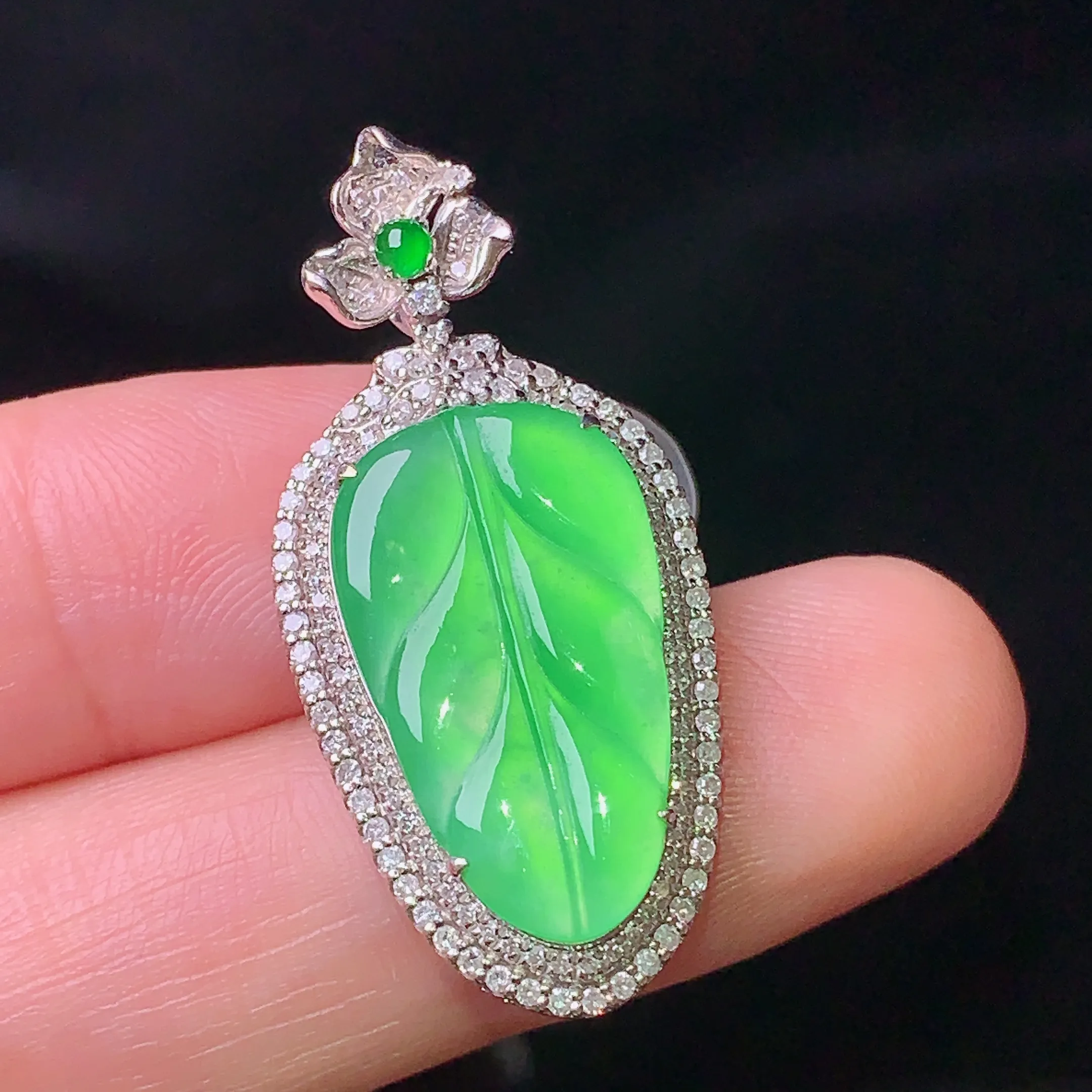 18k金钻镶嵌翠绿树叶吊坠 玉质细腻 色泽清新艳丽 整体尺寸33.5*15.8*6.2