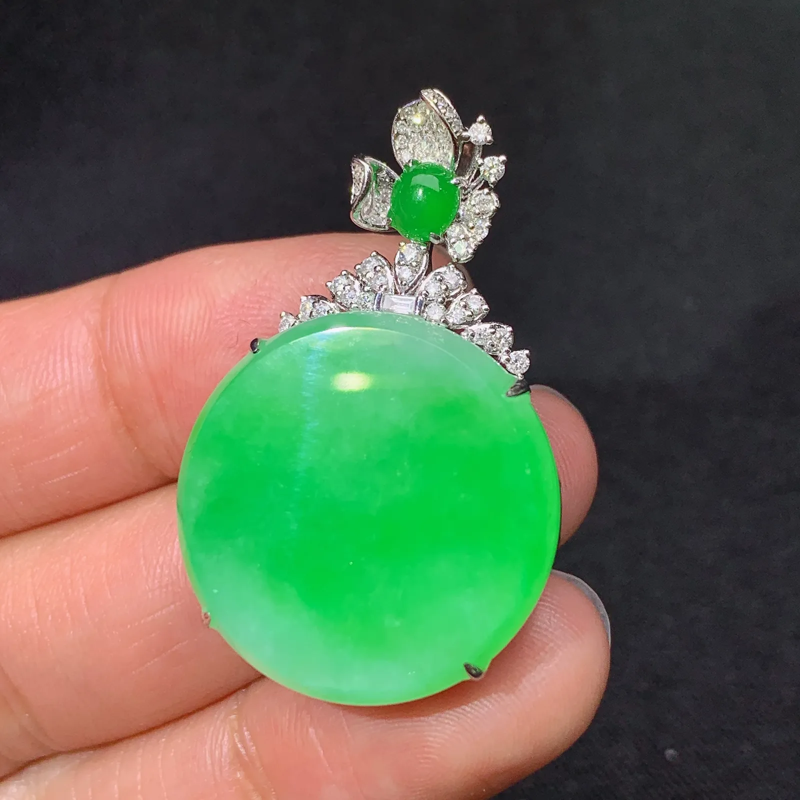 阳绿圆牌吊坠，18k金镶嵌，色泽鲜阳，冰润细腻，种水足 尺寸35.4*22.5*7.1