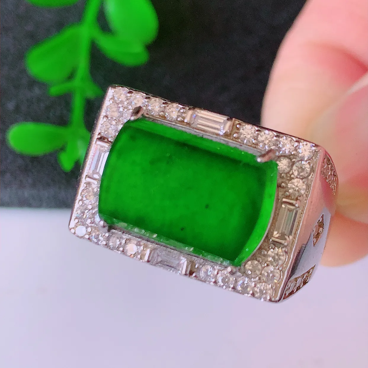 冰透满绿翡翠925银镶嵌马鞍戒面，自然光实拍，翠色灵动，颜色漂亮，种老水足，品相佳，佩戴佳品！#97