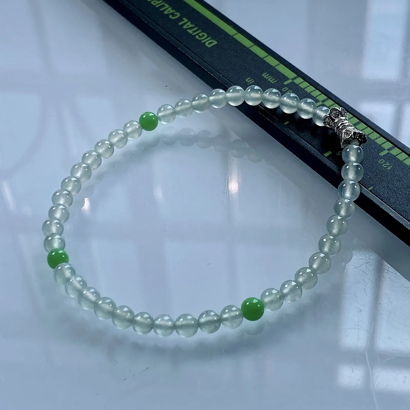 缅甸天然翡翠A货，卡4.2高冰种起光起胶双彩小圆珠手串手链，尺寸：4.2mm/43颗，重量：6.12g