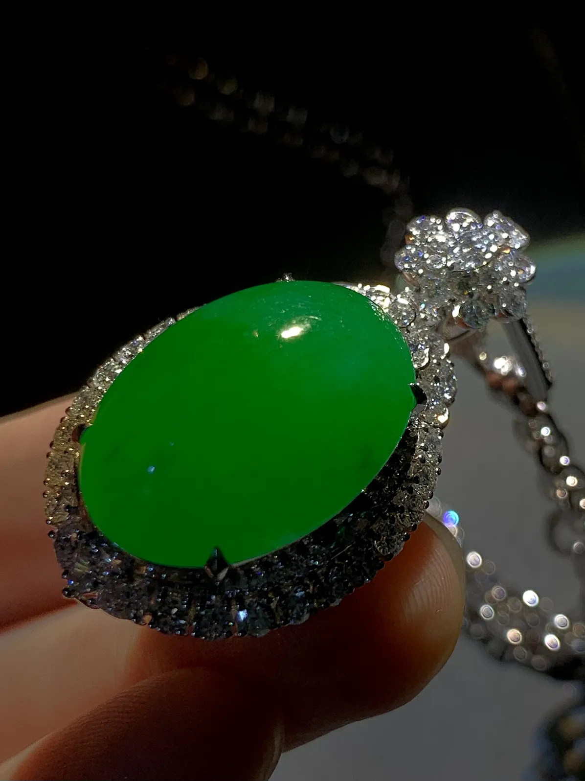 饱满辣绿翡翠蛋面吊坠，
裸石23.2-16.2-8.2mm，
整体40.5-22.5-15mm，16.23g，
18K金，南非钻，不配图链