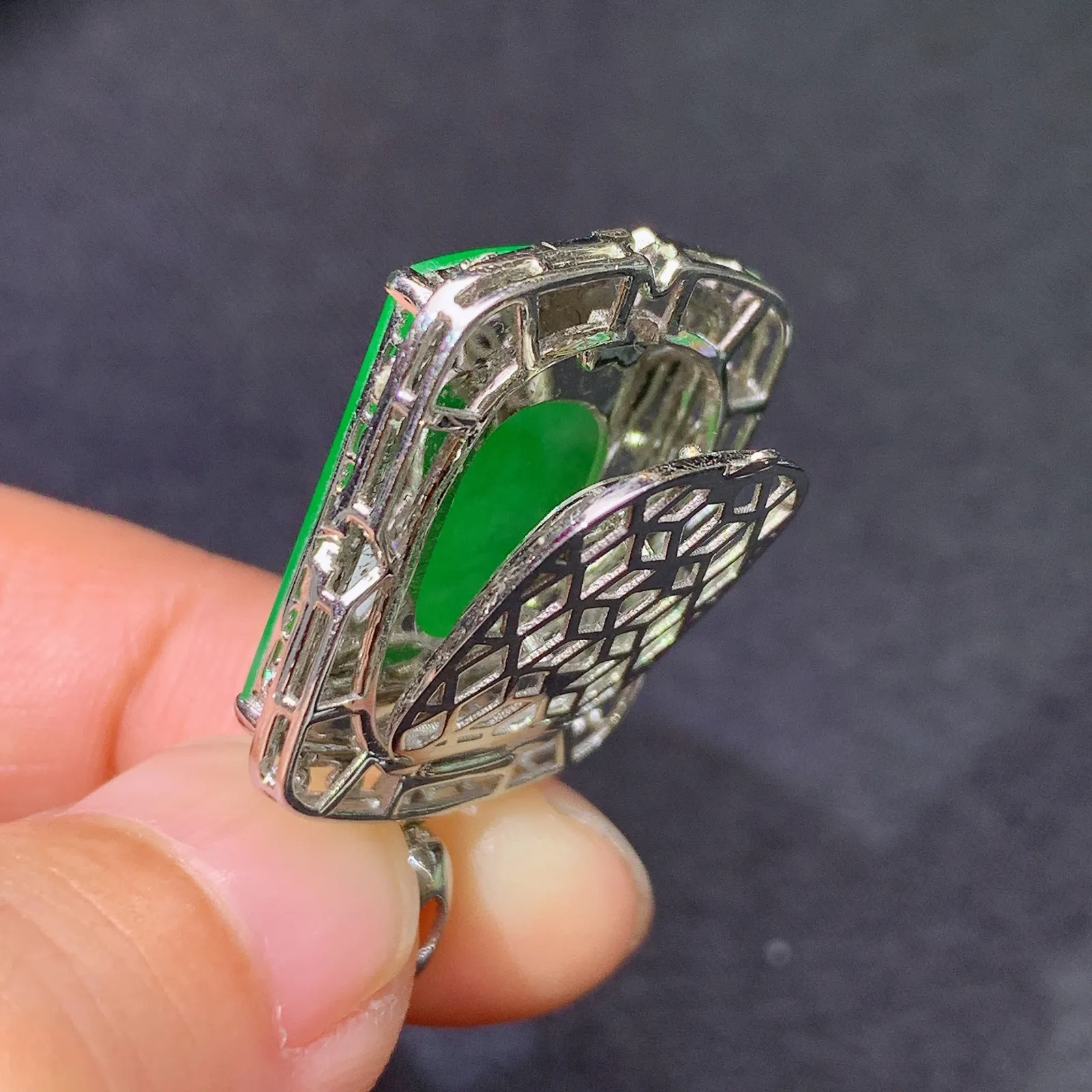 阳绿无事牌吊坠，18k金镶嵌，冰润色阳，种老水足 尺寸31.9*19*6.5