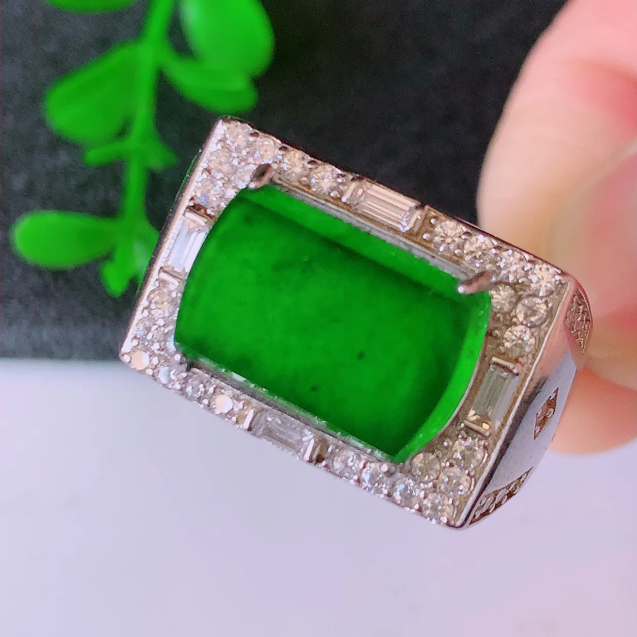 冰透满绿翡翠925银镶嵌马鞍戒面，自然光实拍，翠色灵动，颜色漂亮，种老水足，品相佳，佩戴佳品！#97.15整体27*19.2*6.5裸石14-9.5