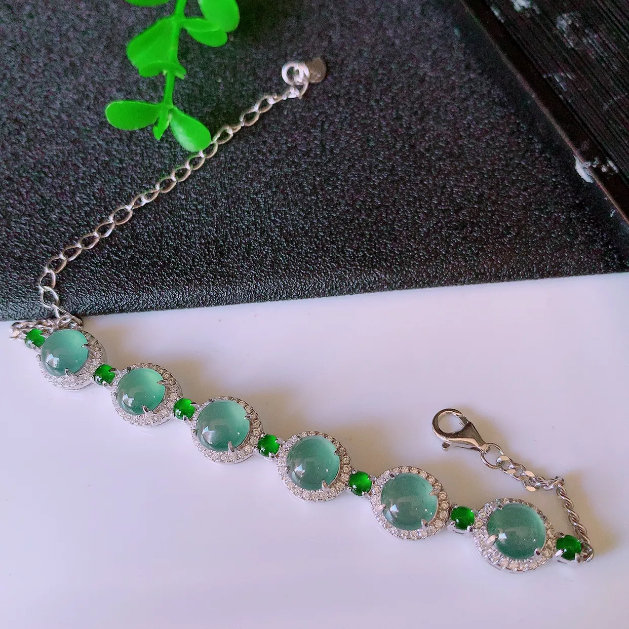 冰透满绿翡翠925银镶嵌手链，自然光实拍，翠色灵动，颜色漂亮，种老水足，品相佳，佩戴佳品！#97.1