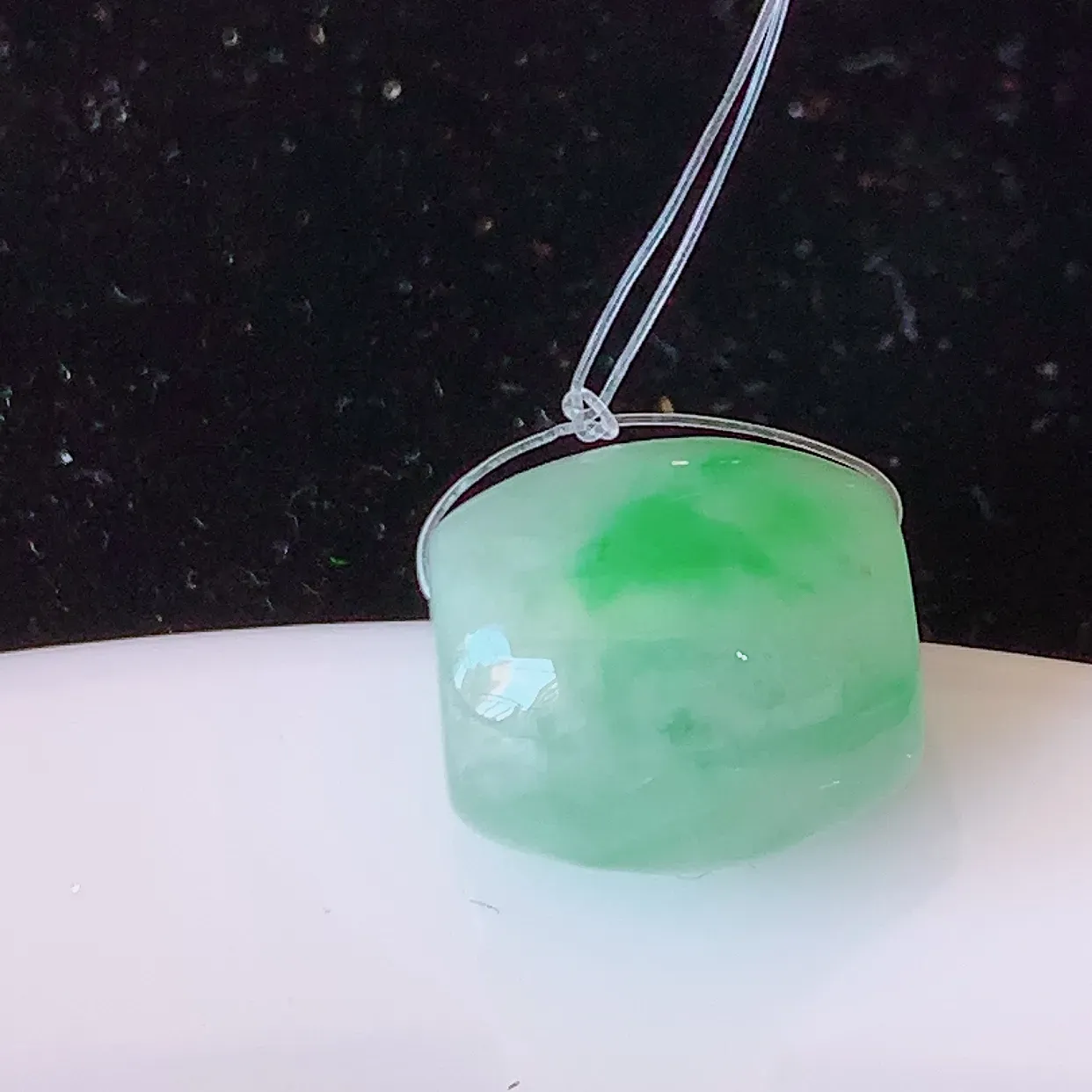 自然光实拍，冰润飘绿翡翠路路通吊坠，寓意时来运转、财源滚滚，款式新颖时尚，日常百搭的款！配图银链#49.15
