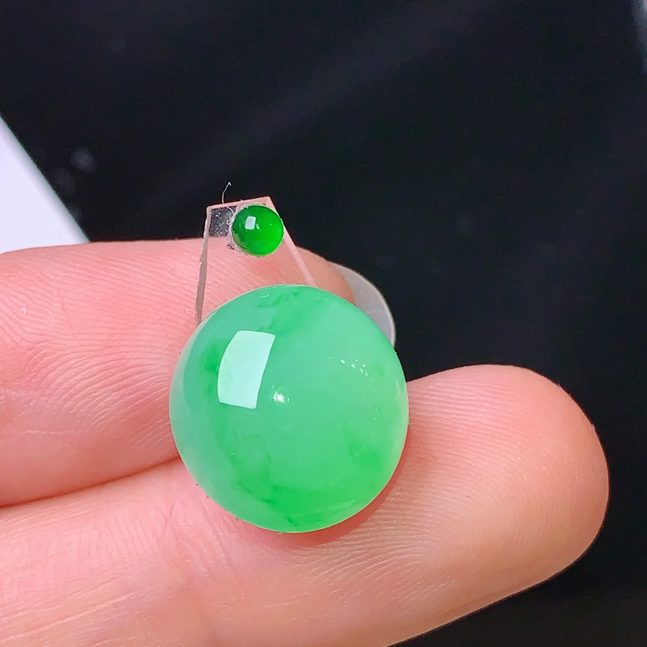 镶嵌款 翠绿蛋面吊坠 玉质细腻 色泽清新艳丽 整体尺寸13.5*12.8*6.5