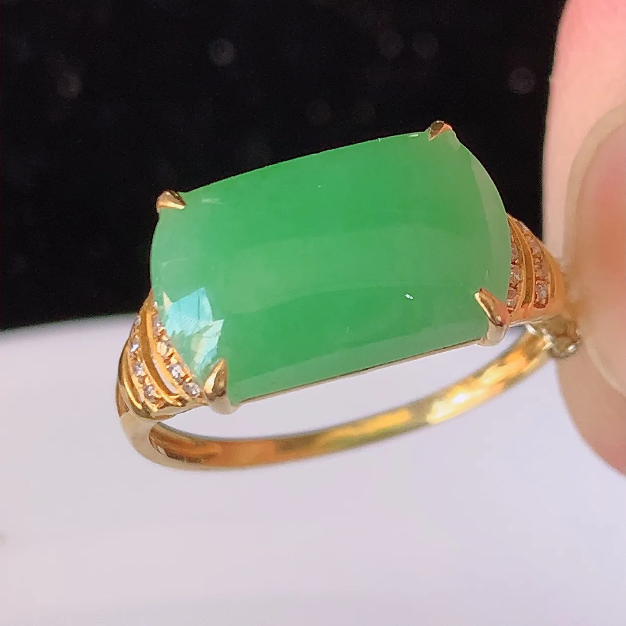 自然光实拍 18K金精工镶嵌翡翠满绿马鞍戒指，玉质细腻，翡翠色泽均匀，艳丽饱满，款式高贵大气，15圈