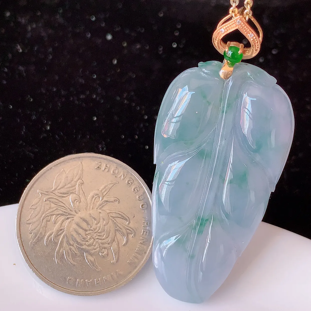 自然光实拍，18K金镶嵌冰种紫罗兰飘花翡翠叶子吊坠，寓意“大业有成，一夜成名，金枝玉叶”水润叶子，翡翠叶子，清秀高雅，性价比超值！#83.15整体50.5-裸石42.8*22-4.8