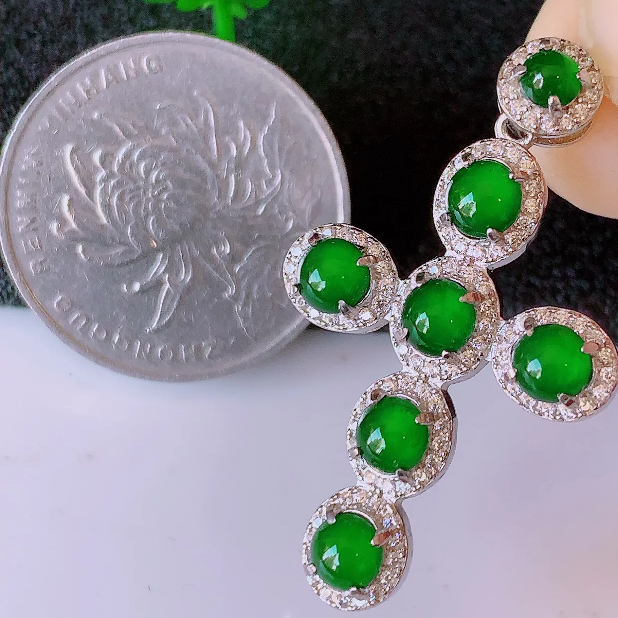 冰透满绿翡翠925银镶嵌十字架吊坠，自然光实拍，翠色灵动，颜色漂亮，种老水足，品相佳，佩戴佳品！#97.15整体36*21.5-5.5裸裸4*4