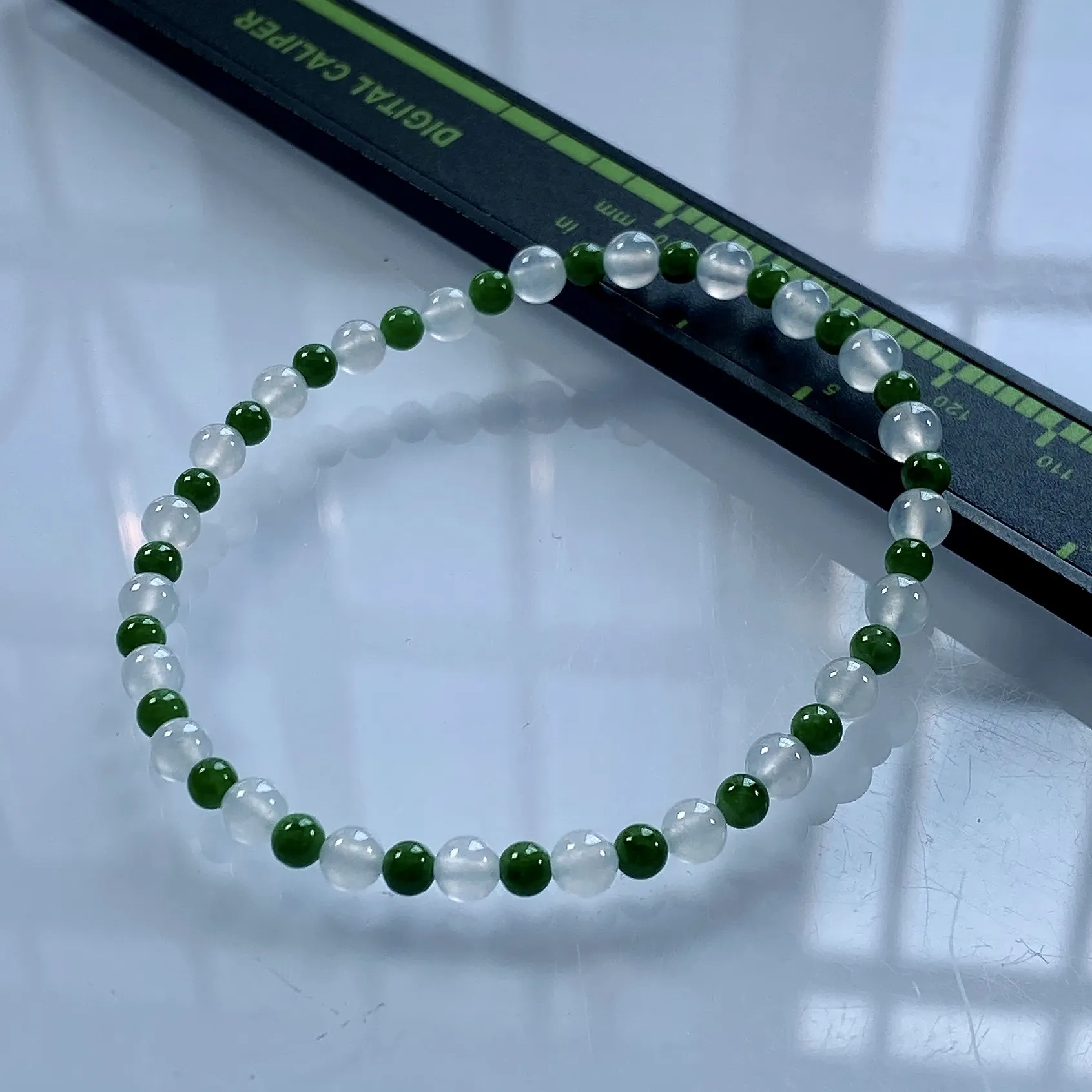 缅甸天然翡翠A货，卡4.6冰种起胶双彩小圆珠手串手链，尺寸：白珠4.6mm/23颗，绿珠3.6mm/23颗，重量：5.69g
