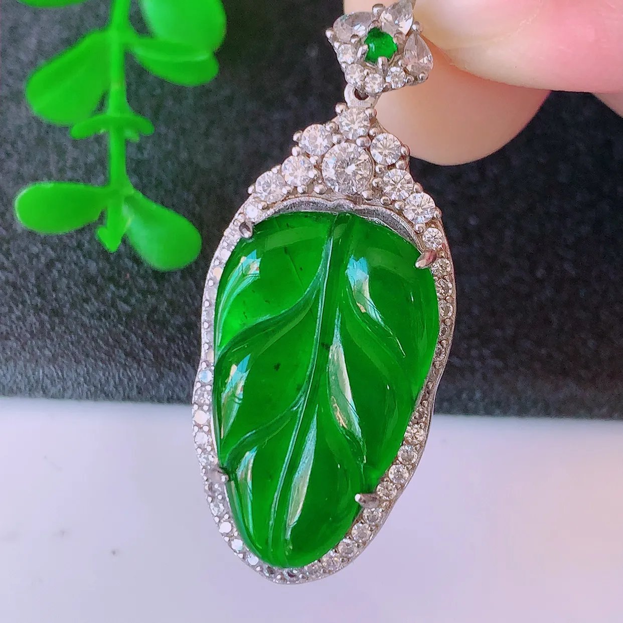 冰透满绿翡翠925银镶嵌叶子吊坠，自然光实拍，翠色灵动，颜色漂亮，种老水足，品相佳，佩戴佳品！#97.15整体40-16.8-7.8裸石23.5*14.5