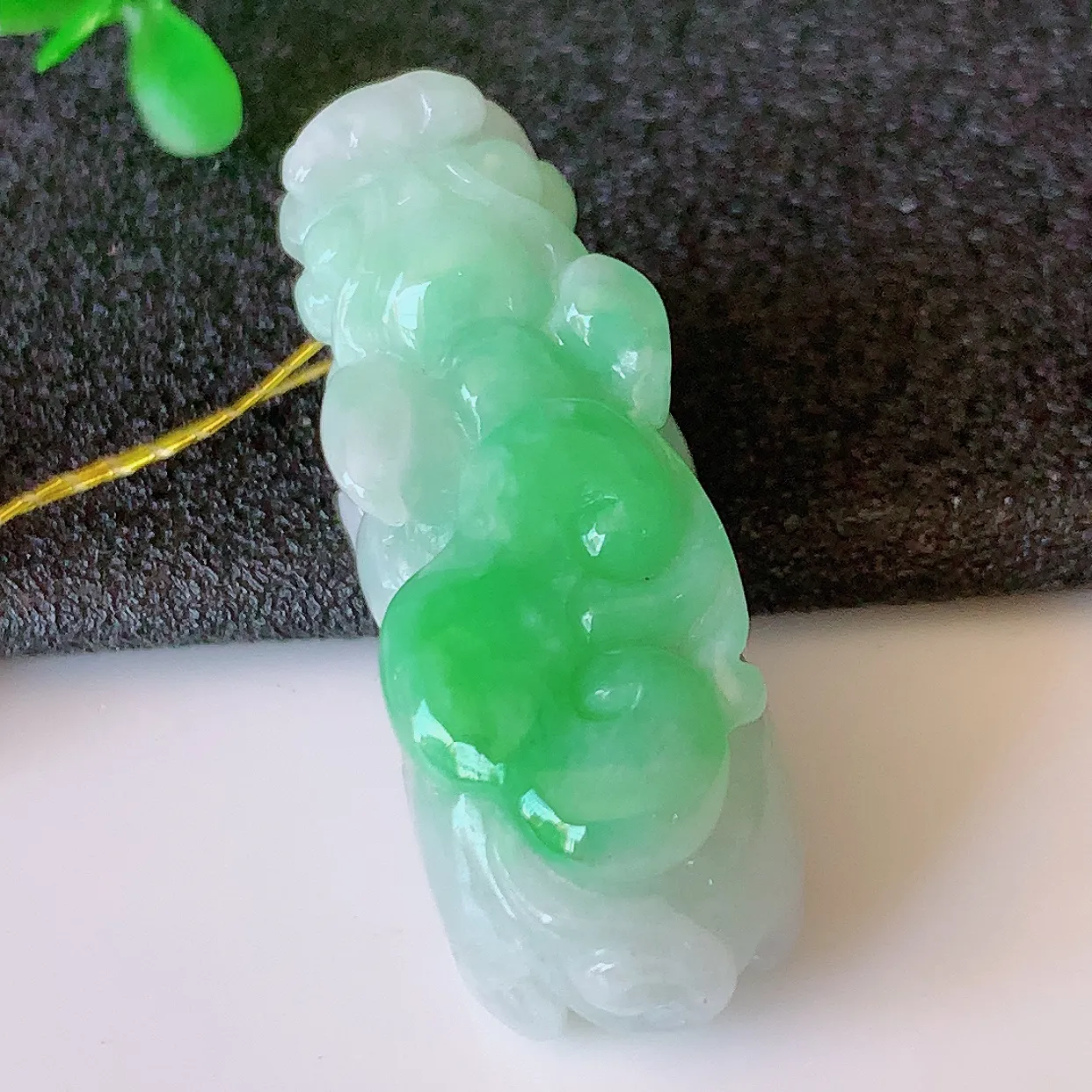 自然光实拍，水润飘绿翡翠招财貔貅吊坠，民间有“一摸貔貅运程旺盛，再摸貔貅财运滚滚，三摸貔貅平步青云 ”的美好祝愿。#35.15