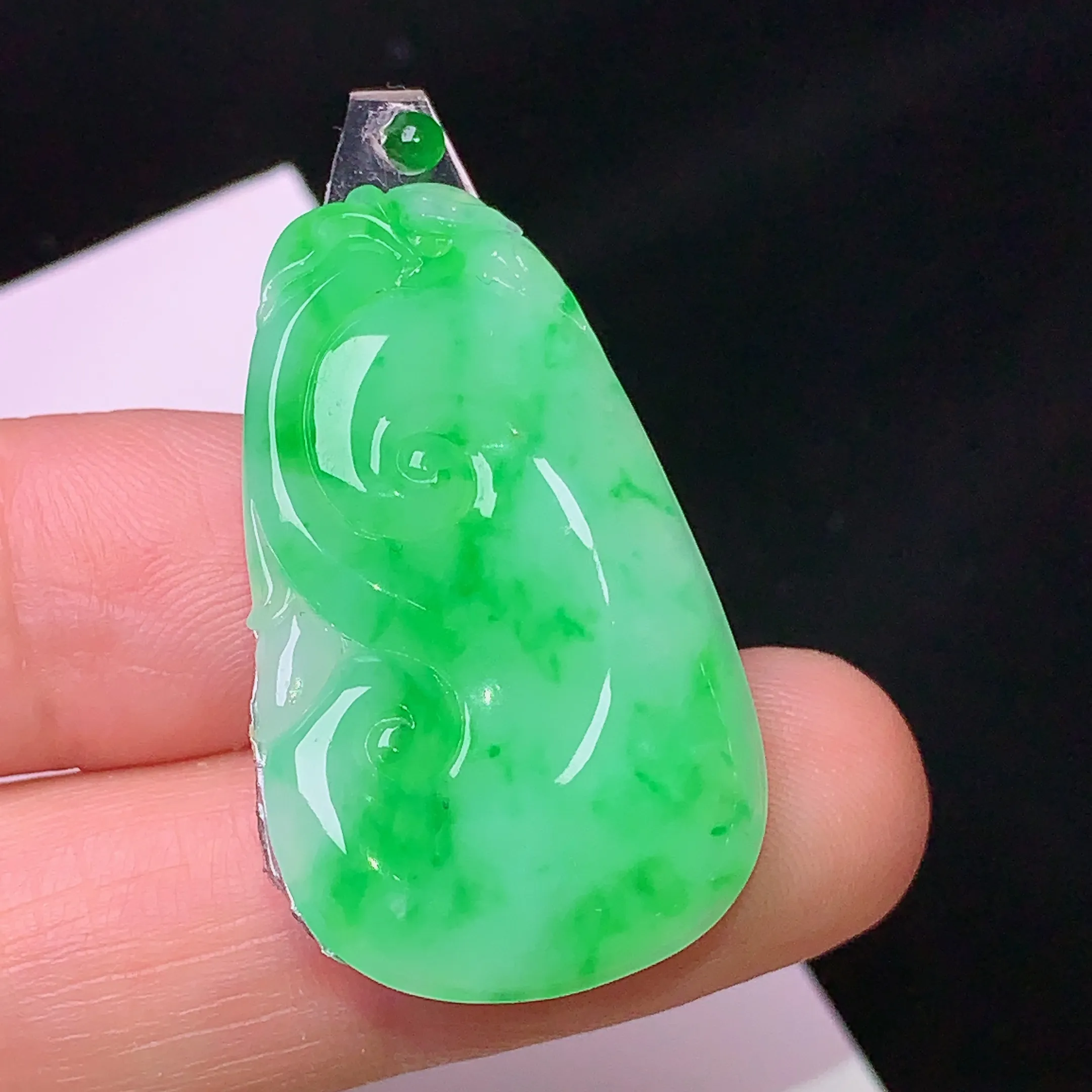镶嵌款 翠绿如意吊坠 玉质细腻 色泽清新艳丽 整体尺寸33*19.6*3.3