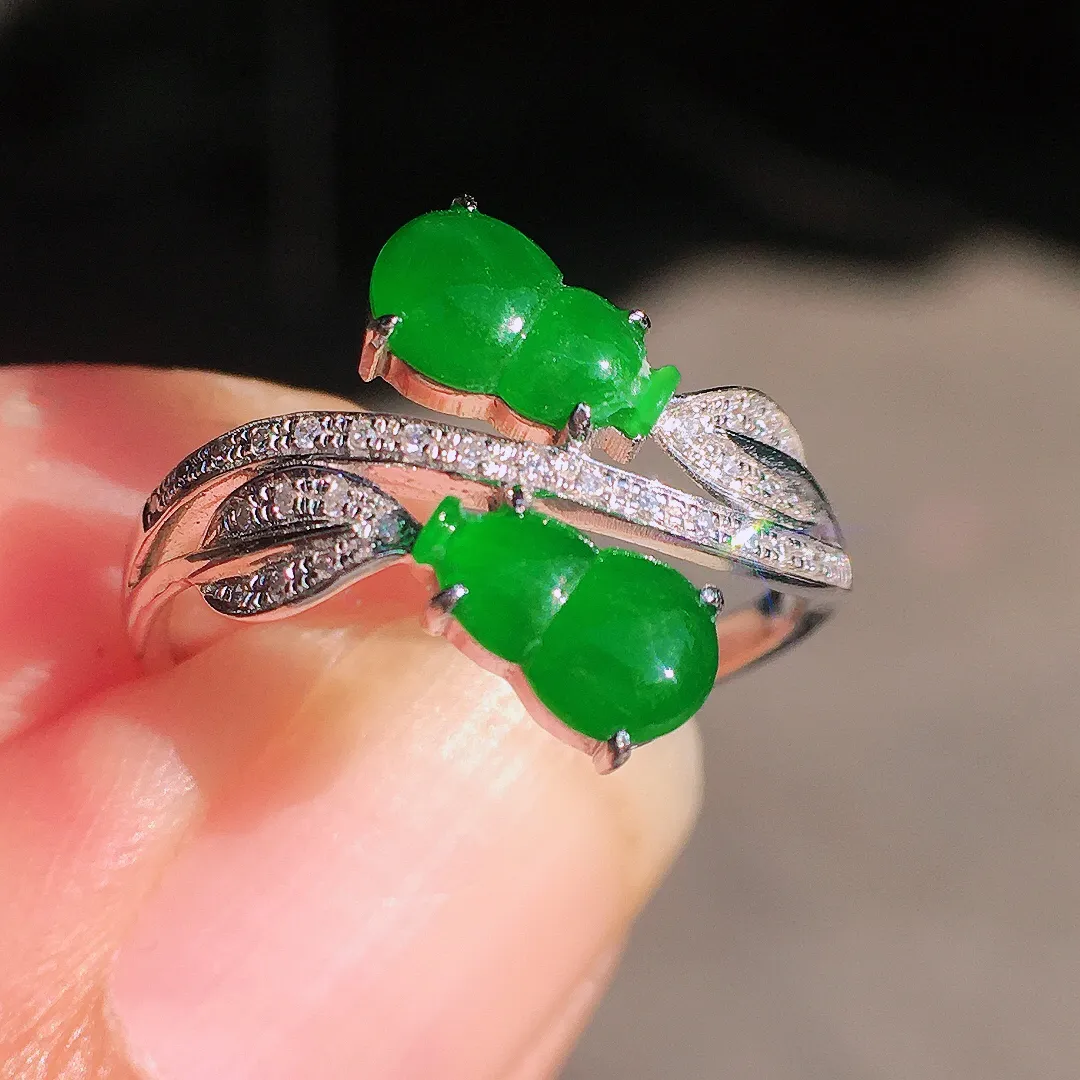 阳绿二合一戒指，色泽均匀艳丽，玉质细腻，荧光感超
强，饱满圆润，尽显优雅气质，18k
金豪华镶嵌