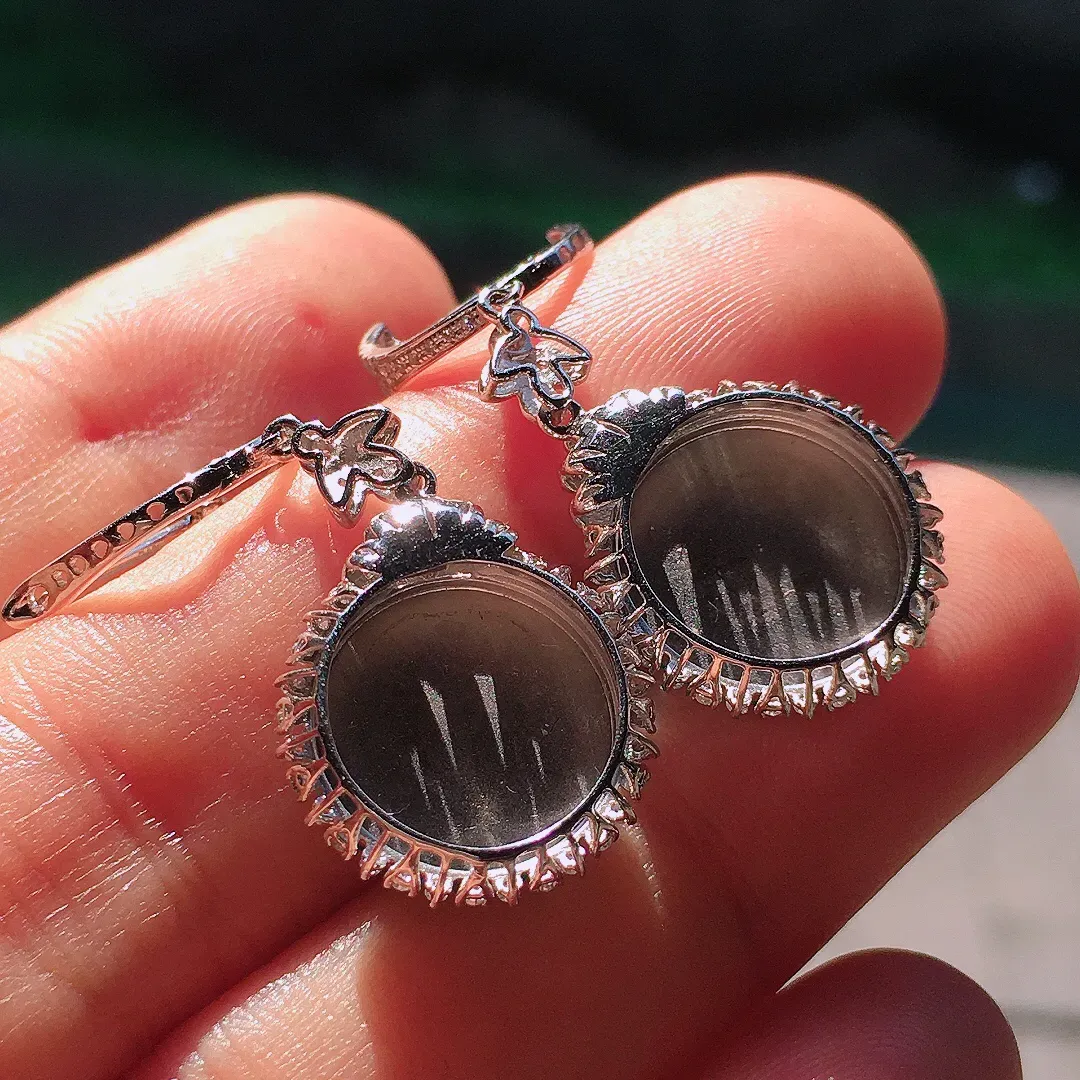 飘绿平安扣耳坠，色泽艳丽，玉质细腻，荧光感超
强，饱满圆润，尽显优雅气质，18k
金豪华镶嵌