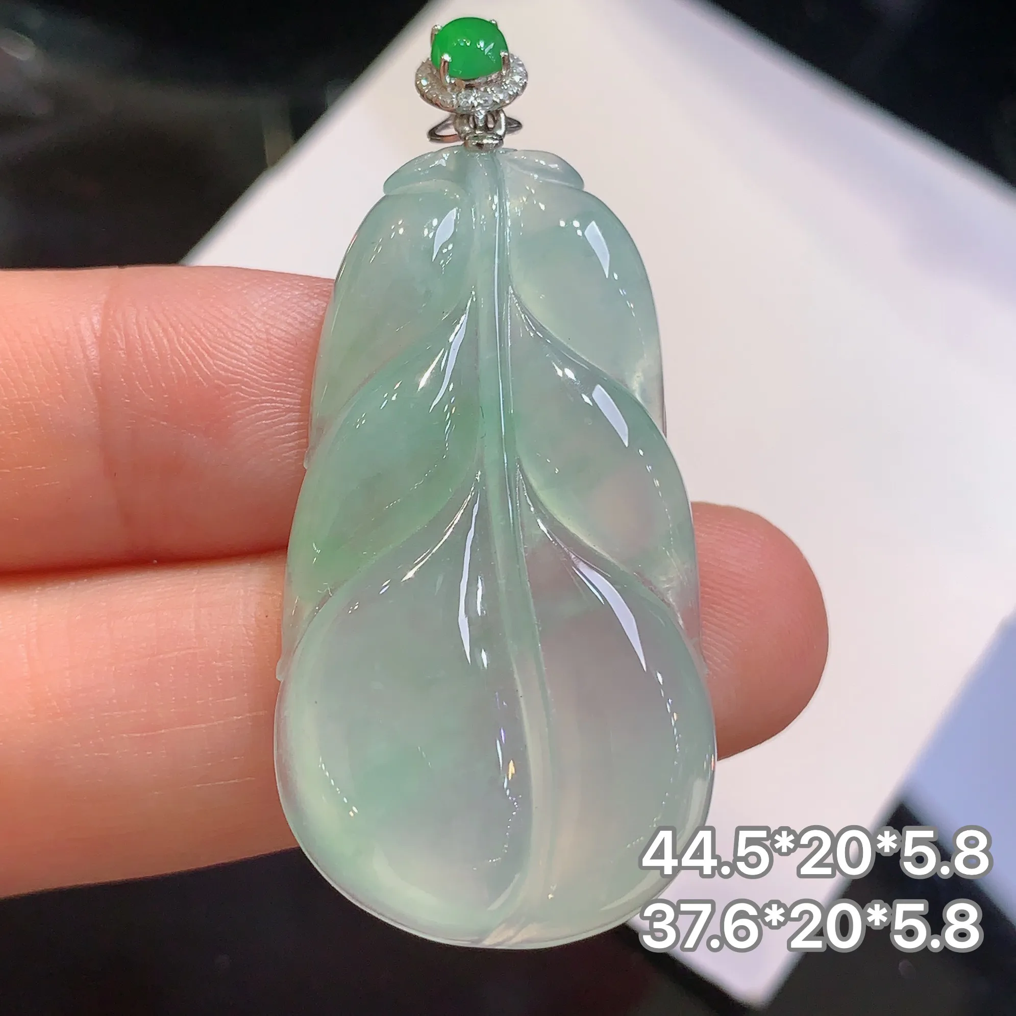 18k金镶嵌冰种树叶吊坠 玉质细腻 色泽清新艳丽 整体尺寸44.5*20*5.8