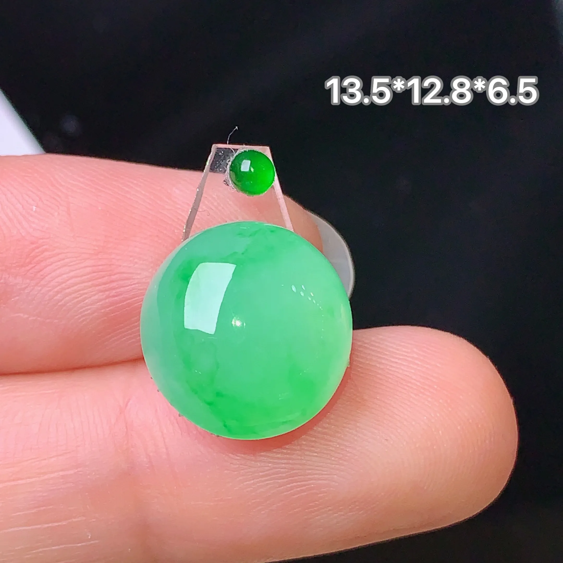 镶嵌款 翠绿蛋面吊坠 玉质细腻 色泽清新艳丽 整体尺寸13.5*12.8*6.5