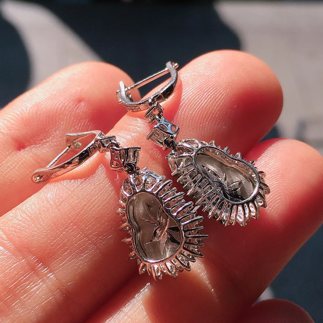 阳绿葫芦耳坠，色泽均匀艳丽，玉质细腻，荧光感超
强，饱满圆润，尽显优雅气质，18k
金豪华镶嵌