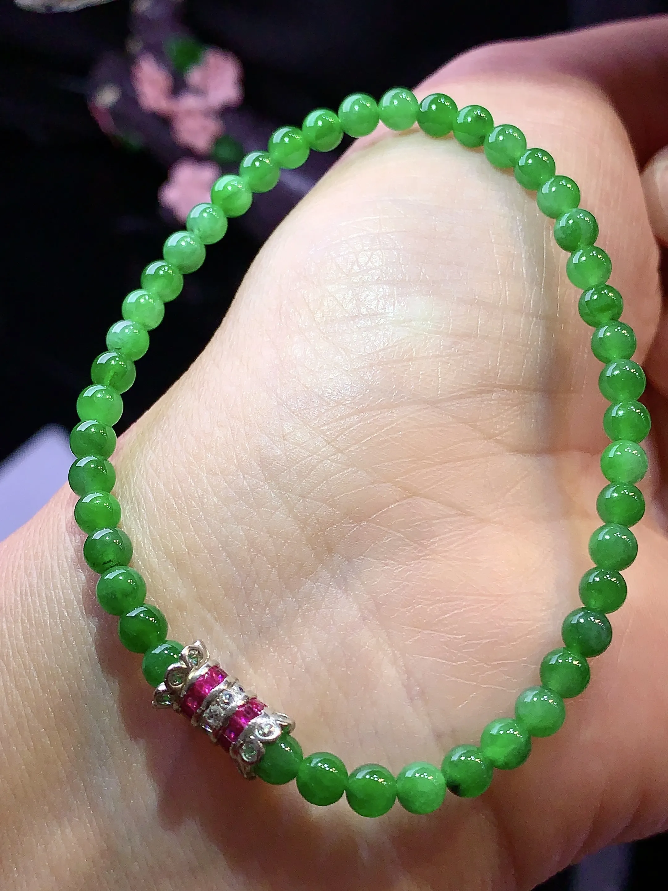 满绿圆珠手链 玉质细腻 色泽清新艳丽 整体尺寸3.9