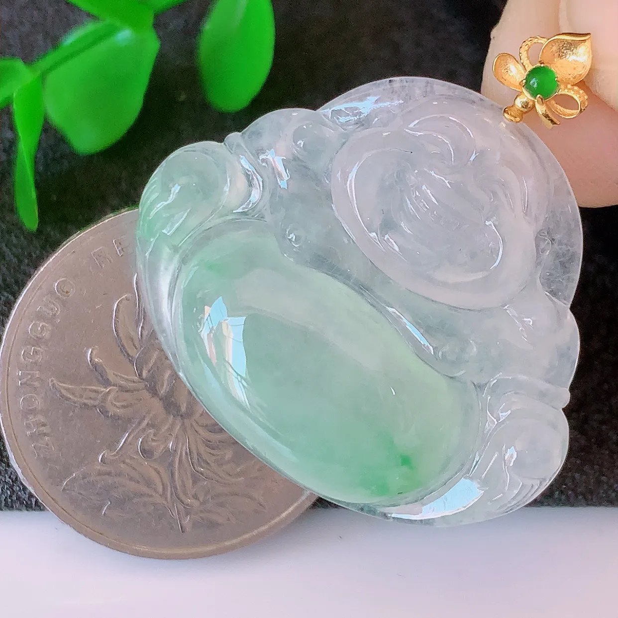 自然光实拍，18K金镶嵌冰种飘绿翡翠佛公吊坠，饱满， 佛公亦保平安，寓意有福（佛公）相伴，品相佳，配戴优雅迷人！#41.15整体33.5裸石31.5*27*6