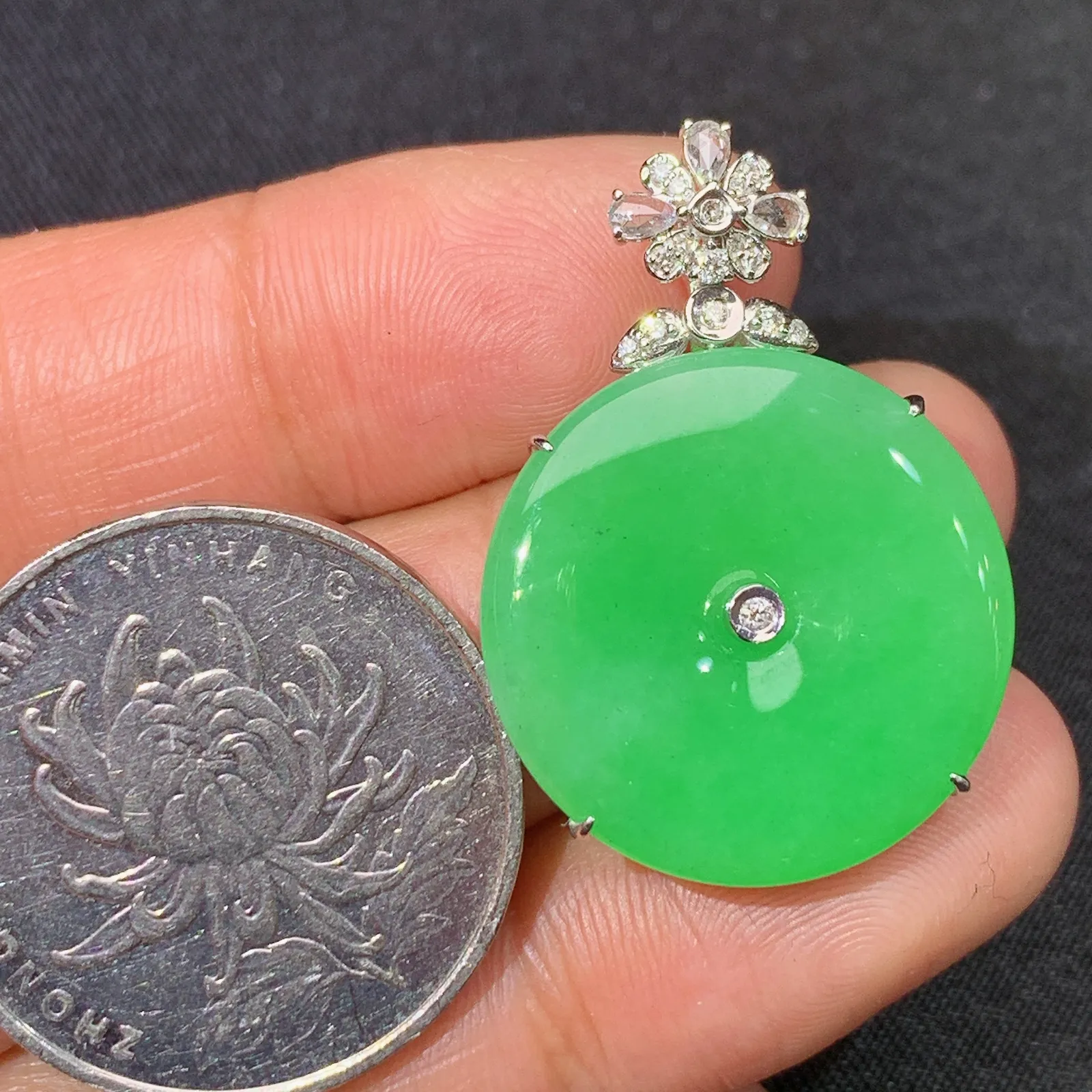 甜阳绿平安扣吊坠，18k金镶嵌，冰润色阳，玉质细腻，种水足 尺寸38.2*21.1*5.6