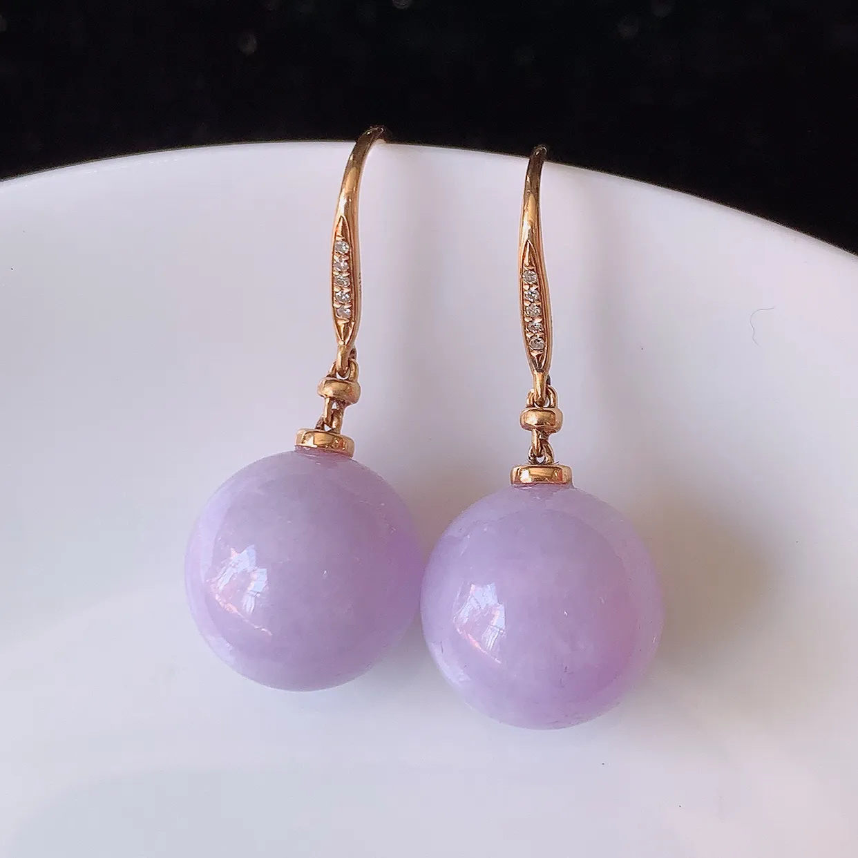 自然光实拍 18k金镶嵌紫罗兰翡翠圆珠耳坠，沁人心脾，豪华镶嵌而成，耳坠佩戴效果大气出众，尽显气质。