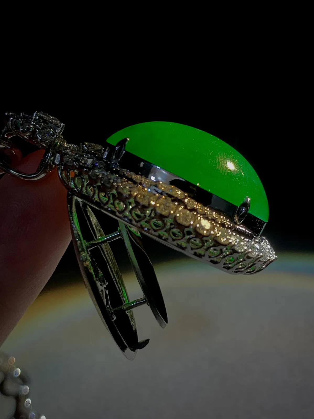 饱满辣绿翡翠蛋面吊坠，
裸石23.2-16.2-8.2mm，
整体40.5-22.5-15mm，16.23g，
18K金，南非钻，不配图链