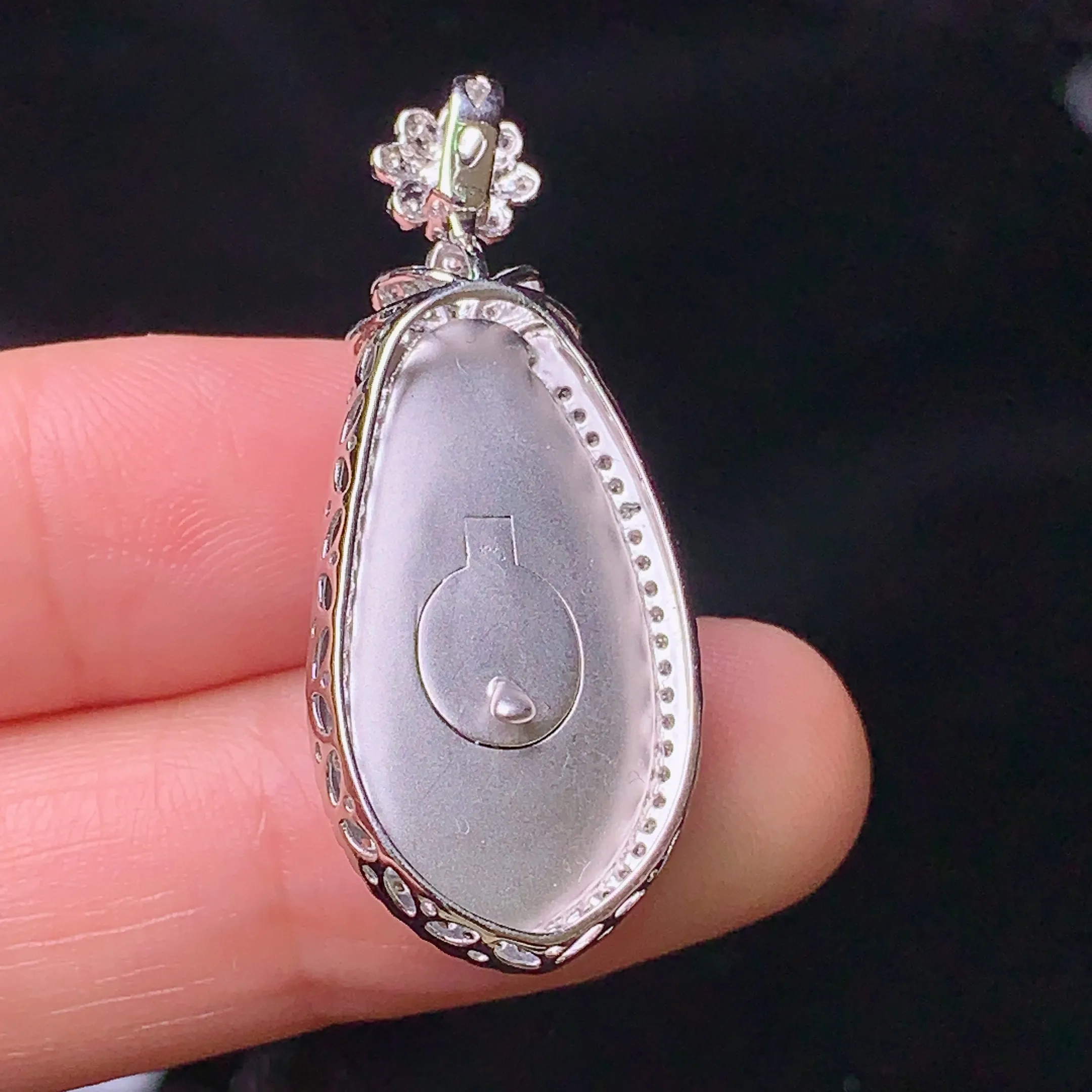 18k金钻镶嵌翠绿四季豆吊坠 玉质细腻 色泽清新艳丽 整体尺寸35.8*15*8.8