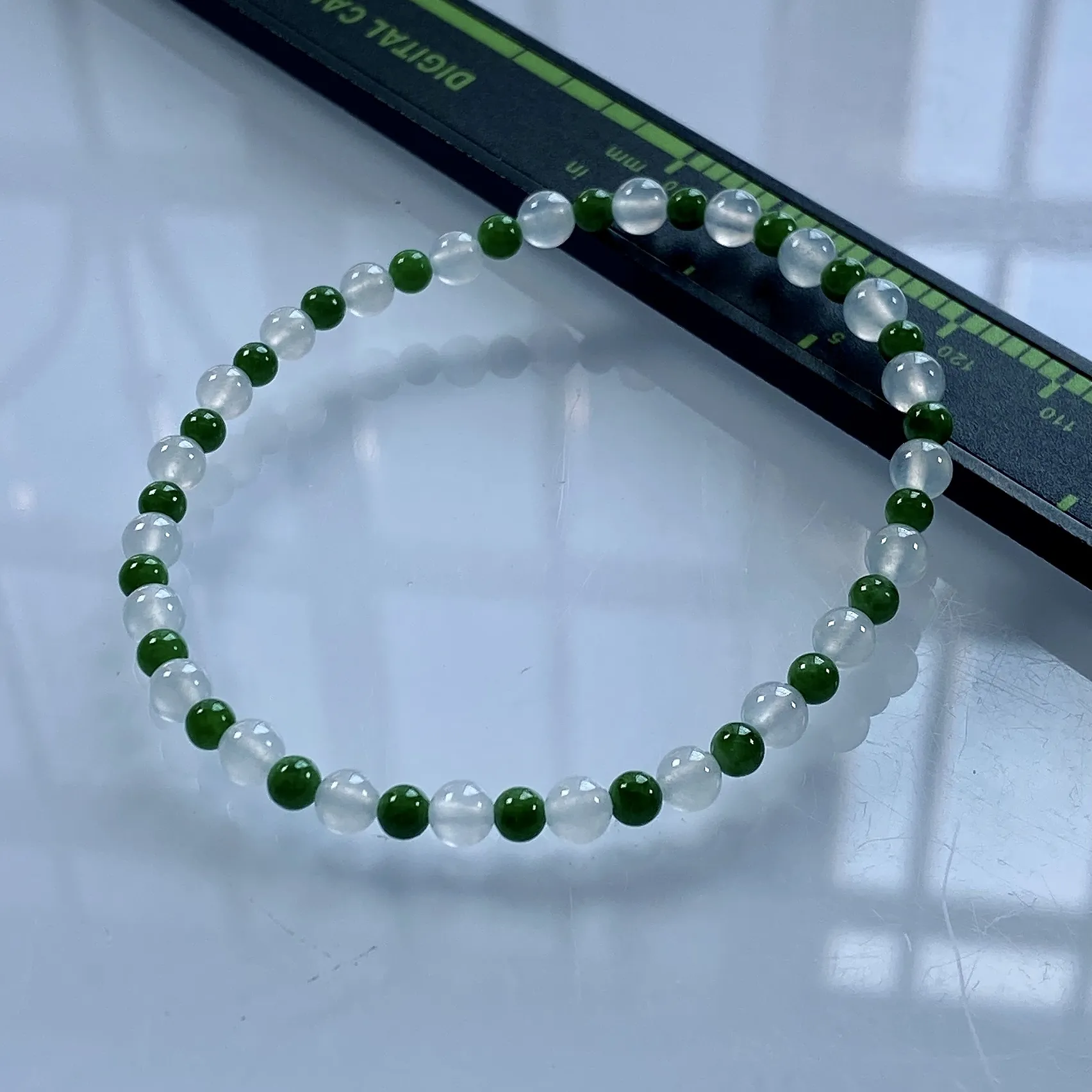 缅甸天然翡翠A货，卡4.6冰种起胶双彩小圆珠手串手链，尺寸：白珠4.6mm/23颗，绿珠3.6mm/23颗，重量：5.69g