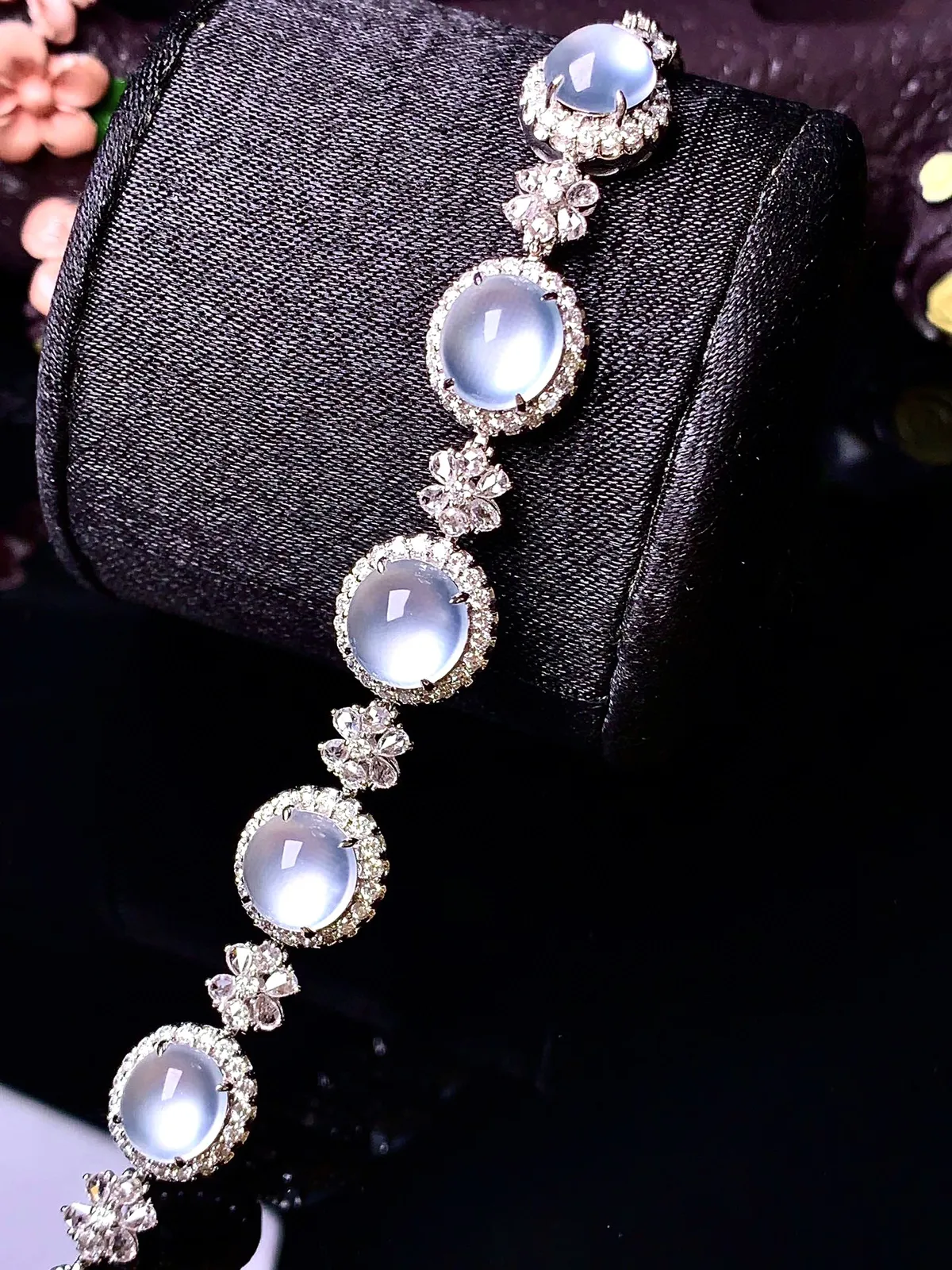 18k金钻镶嵌冰种蛋面手链 玉质细腻 色泽清新艳丽 整体尺寸96.6*11*8.2