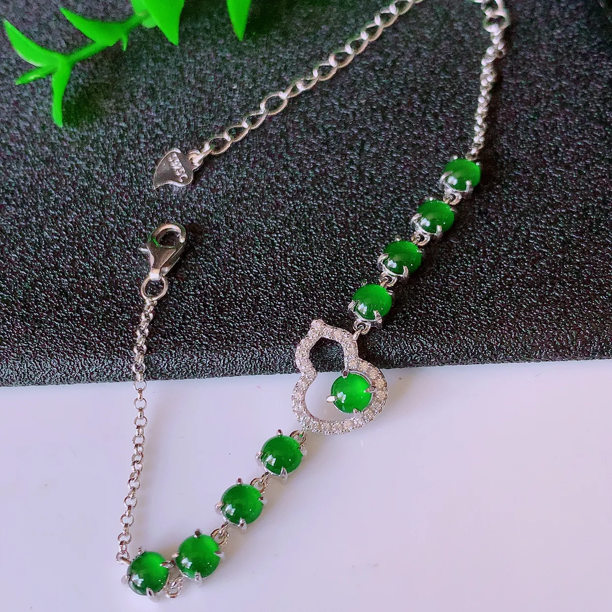 冰透满绿翡翠925银镶嵌手链，自然光实拍，翠色灵动，颜色漂亮，种老水足，品相佳，佩戴佳品！#97.15取一整体12*10*4.5裸石4*4