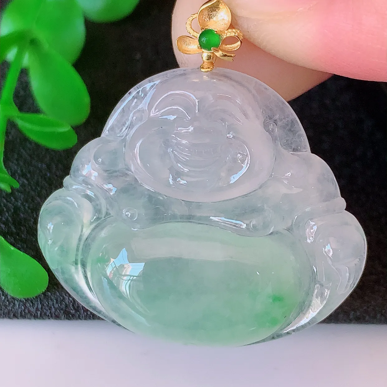 自然光实拍，18K金镶嵌冰种飘绿翡翠佛公吊坠，饱满， 佛公亦保平安，寓意有福（佛公）相伴，品相佳，配戴优雅迷人！#41.15整体33.5裸石31.5*27*6