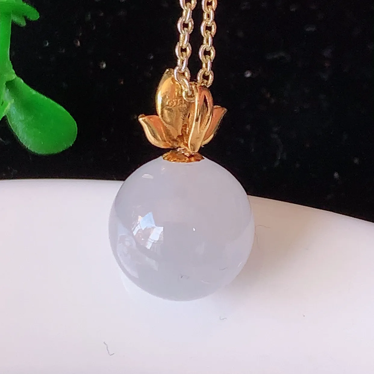 18K金镶嵌冰种翡翠转运珠吊坠，寓意“时来运转，财源滚滚” 寓意佳，荧光灼灼，转运珠佩戴时尚优雅！#1.15