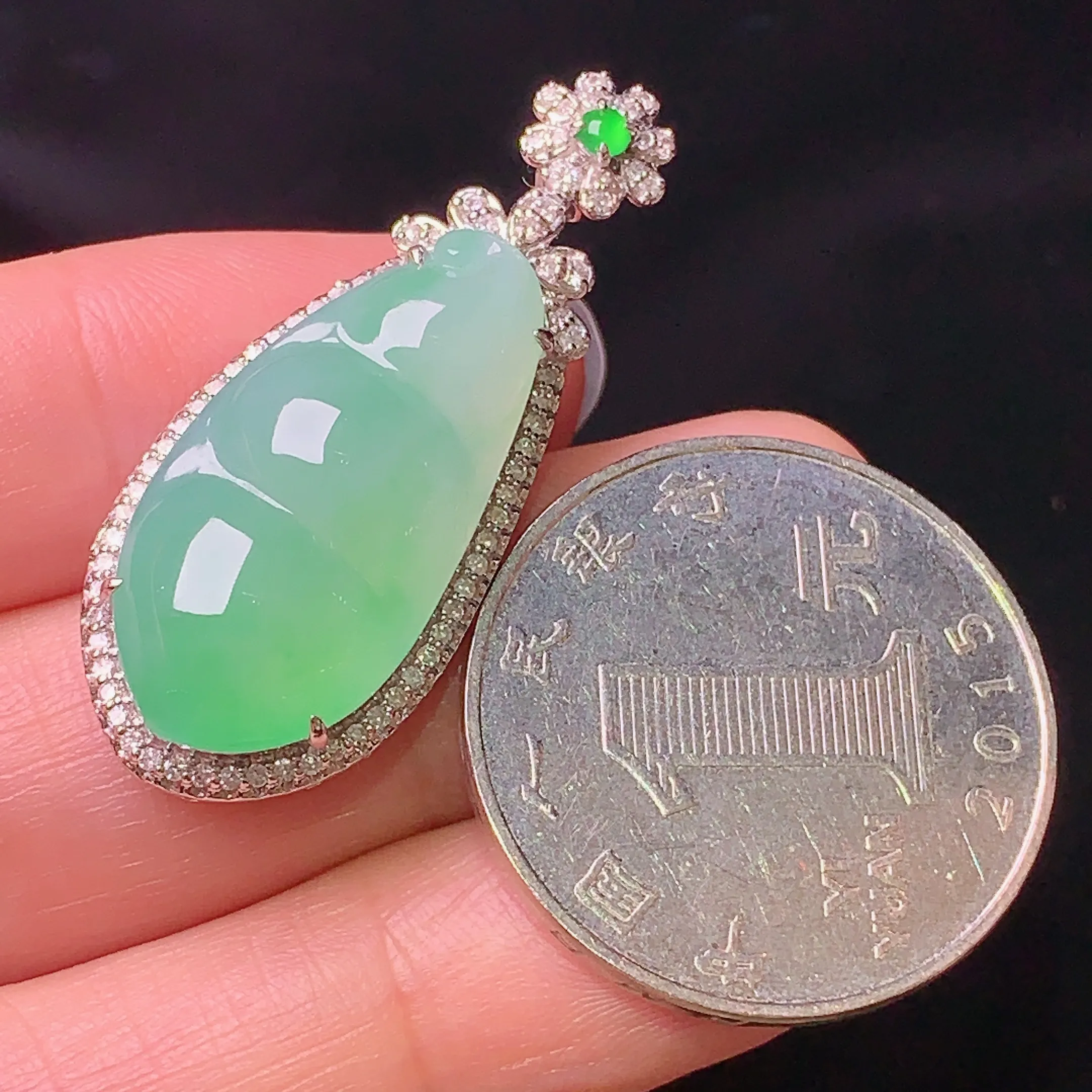 18k金钻镶嵌翠绿四季豆吊坠 玉质细腻 色泽清新艳丽 整体尺寸35.8*15*8.8