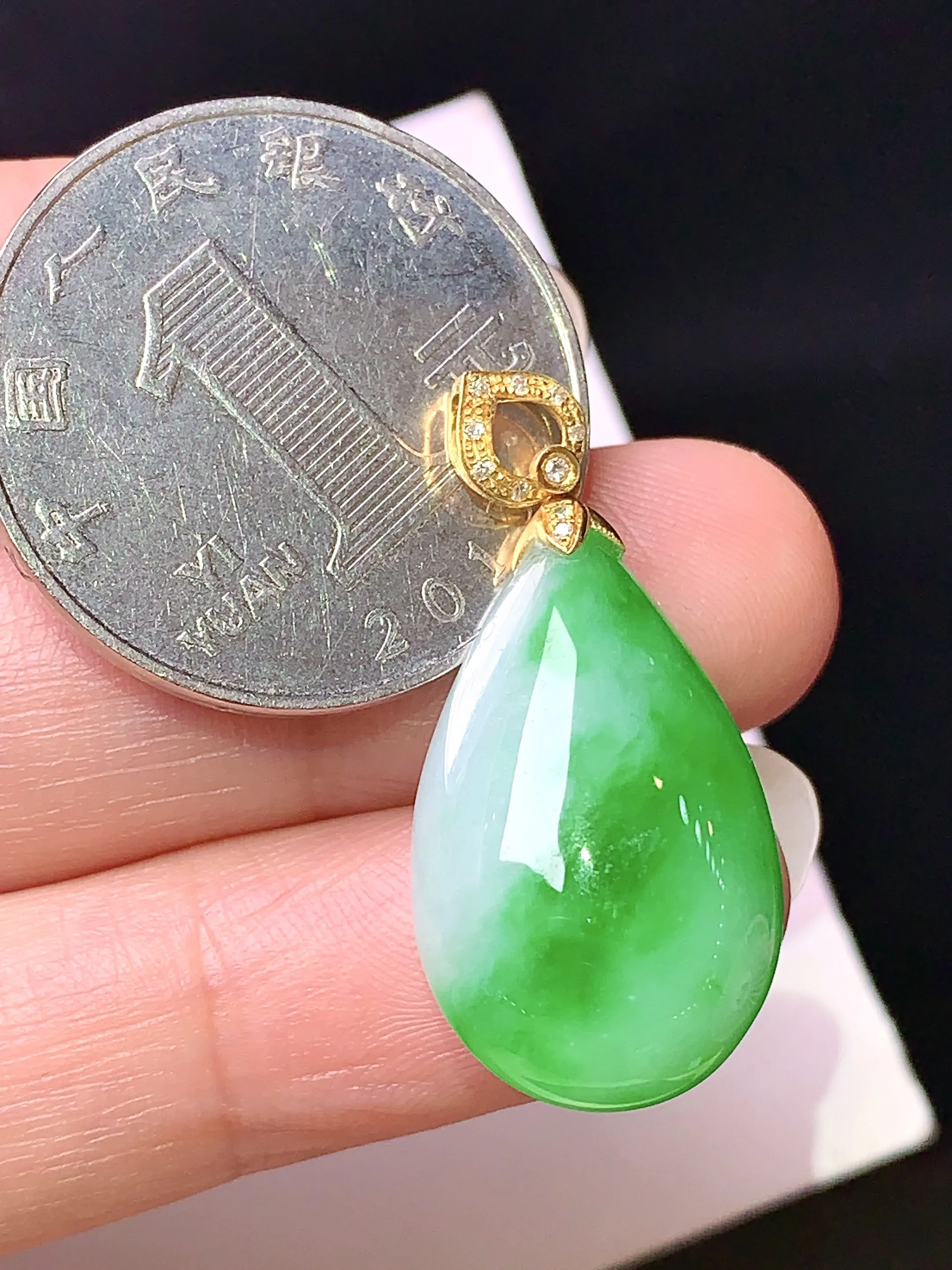 18k金钻镶嵌飘绿水滴吊坠 玉质细腻 色泽清新艳丽 整体尺寸30*14.2*8