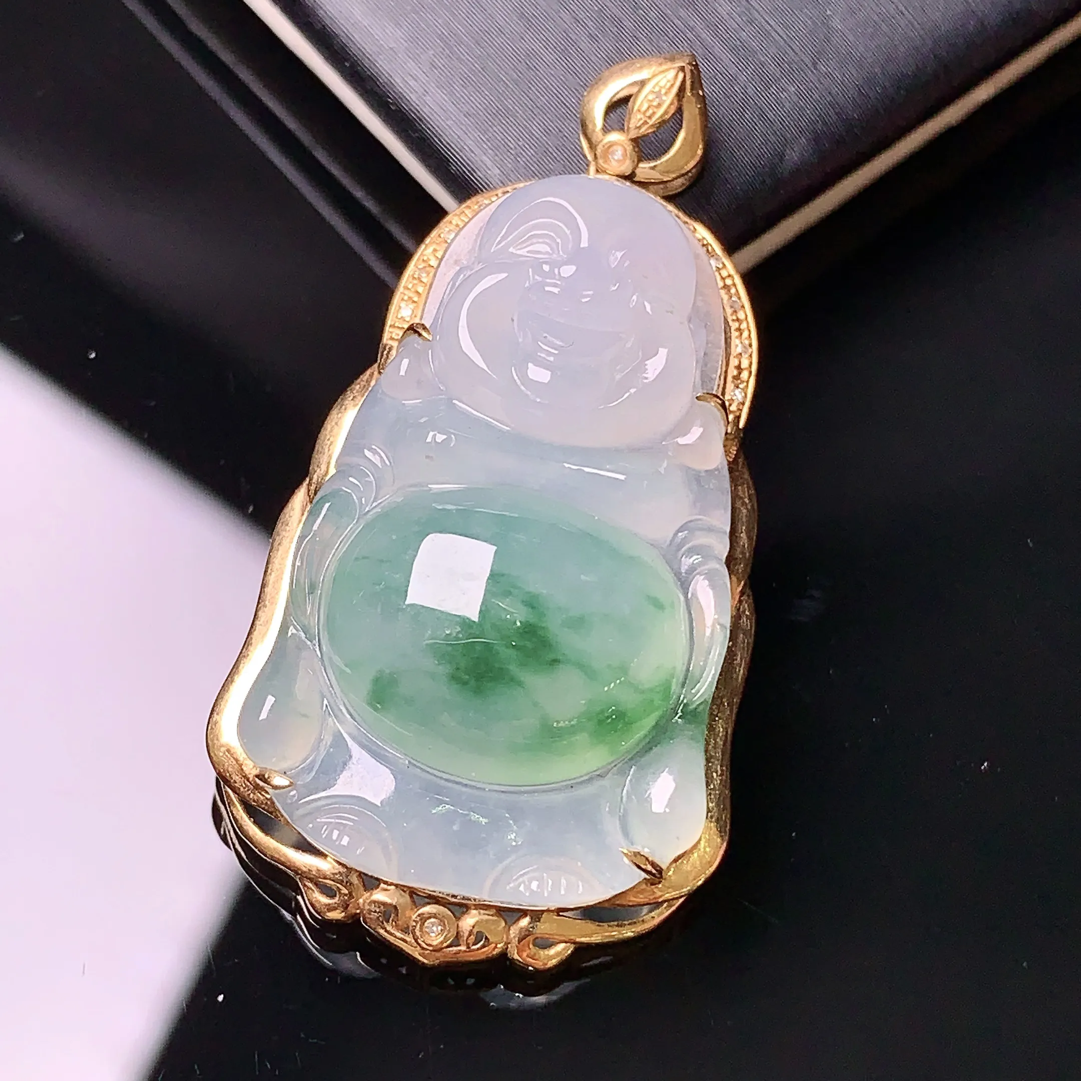 18k金钻镶嵌飘绿佛公吊坠 玉质细腻 色泽清新艳丽 整体尺寸38*20*8.6