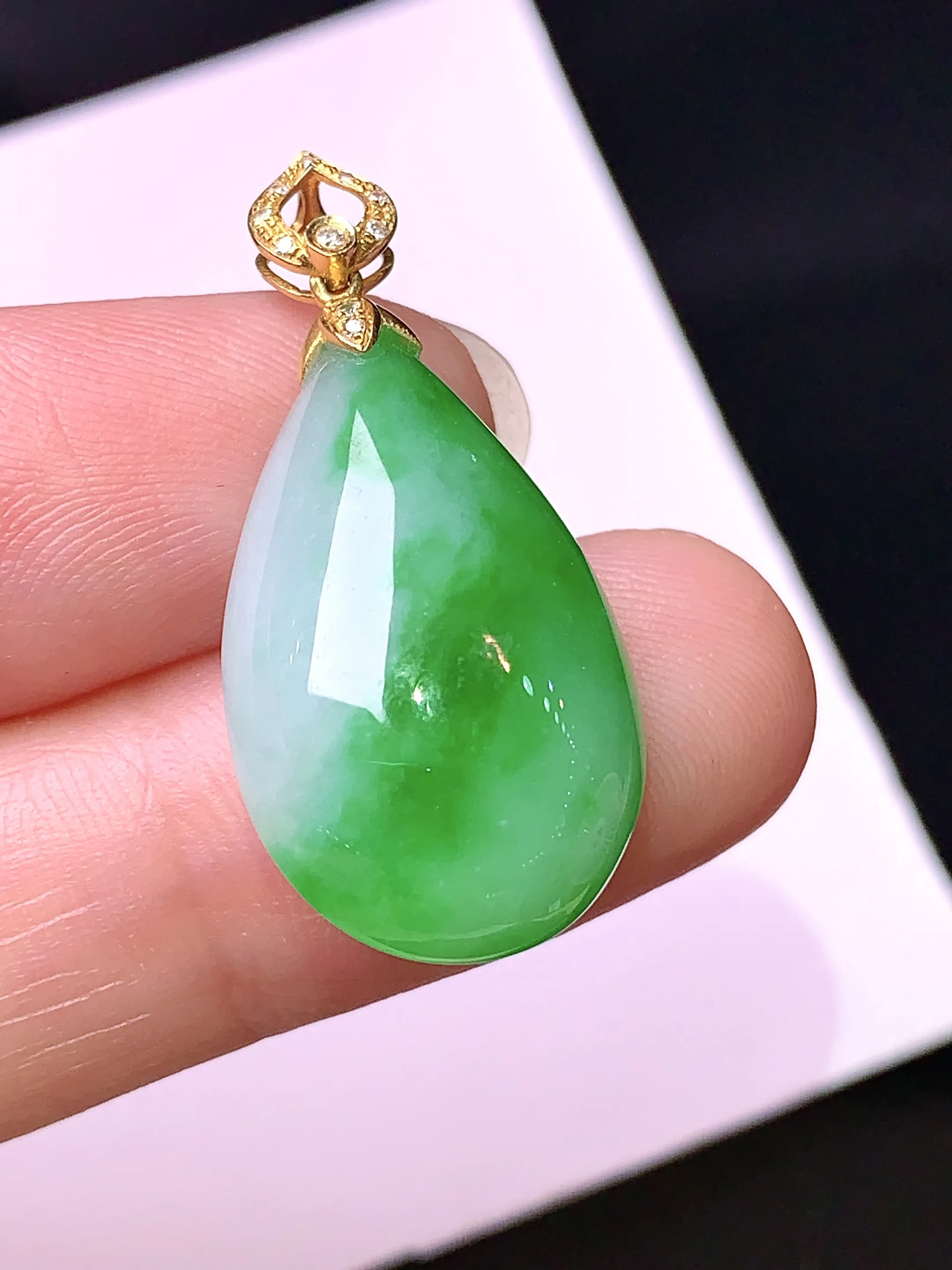 18k金钻镶嵌飘绿水滴吊坠 玉质细腻 色泽清新艳丽 整体尺寸30*14.2*8