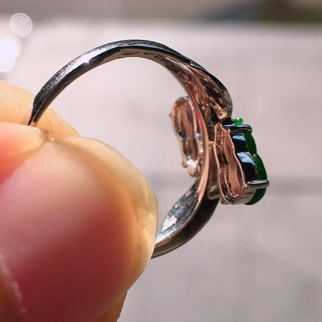 阳绿二合一戒指，色泽均匀艳丽，玉质细腻，荧光感超
强，饱满圆润，尽显优雅气质，18k
金豪华镶嵌