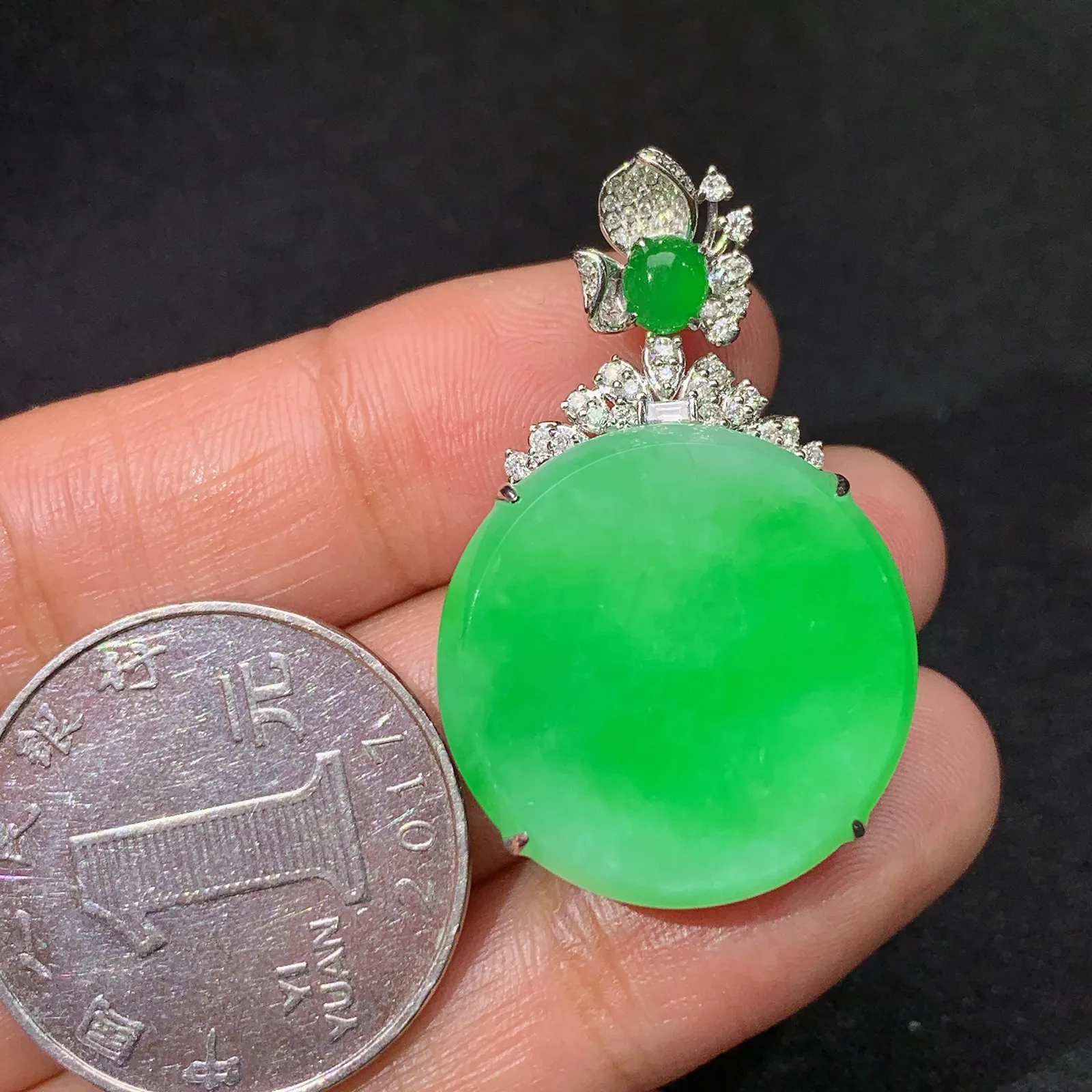 阳绿圆牌吊坠，18k金镶嵌，色泽鲜阳，冰润细腻，种水足 尺寸35.4*22.5*7.1