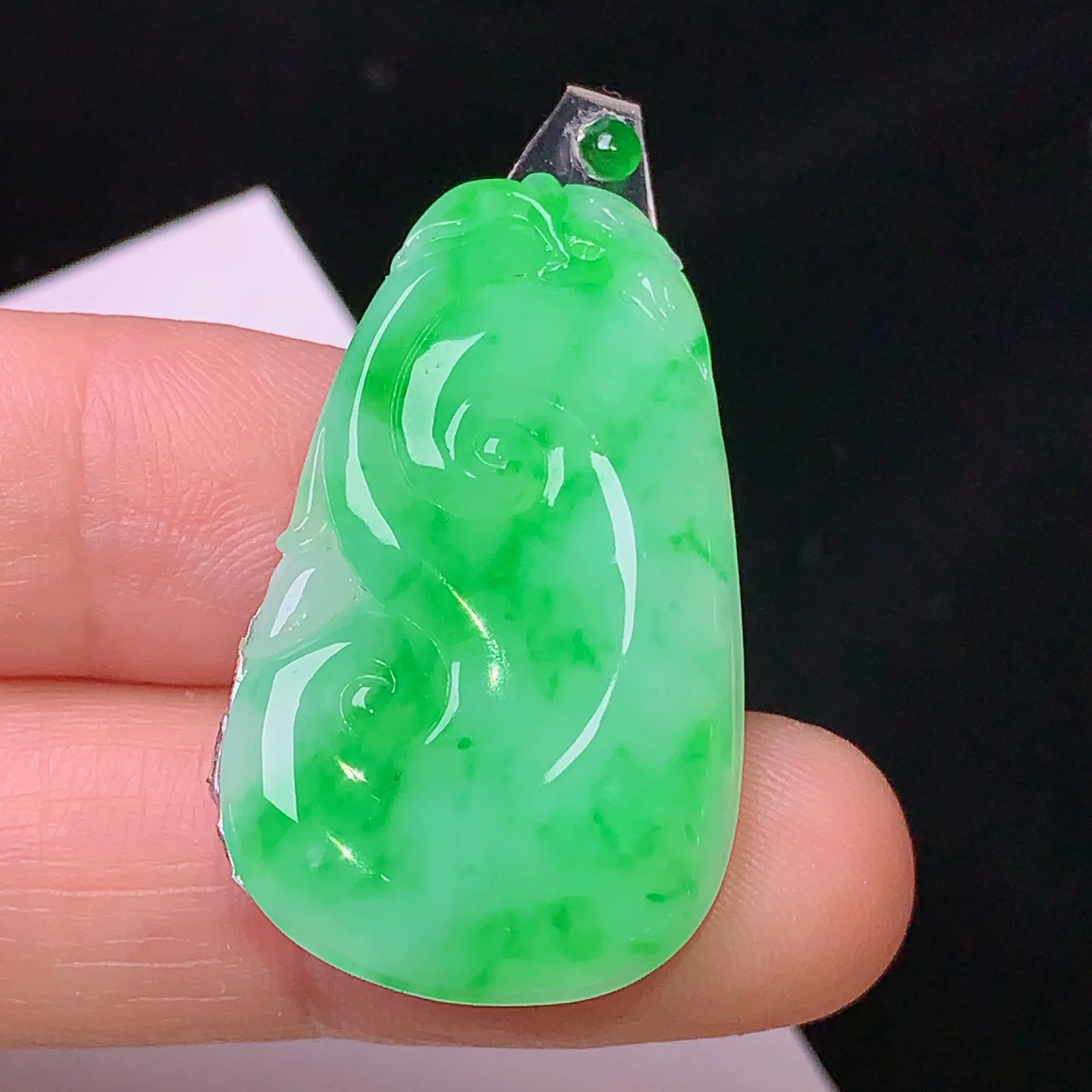 镶嵌款 翠绿如意吊坠 玉质细腻 色泽清新艳丽 整体尺寸33*19.6*3.3