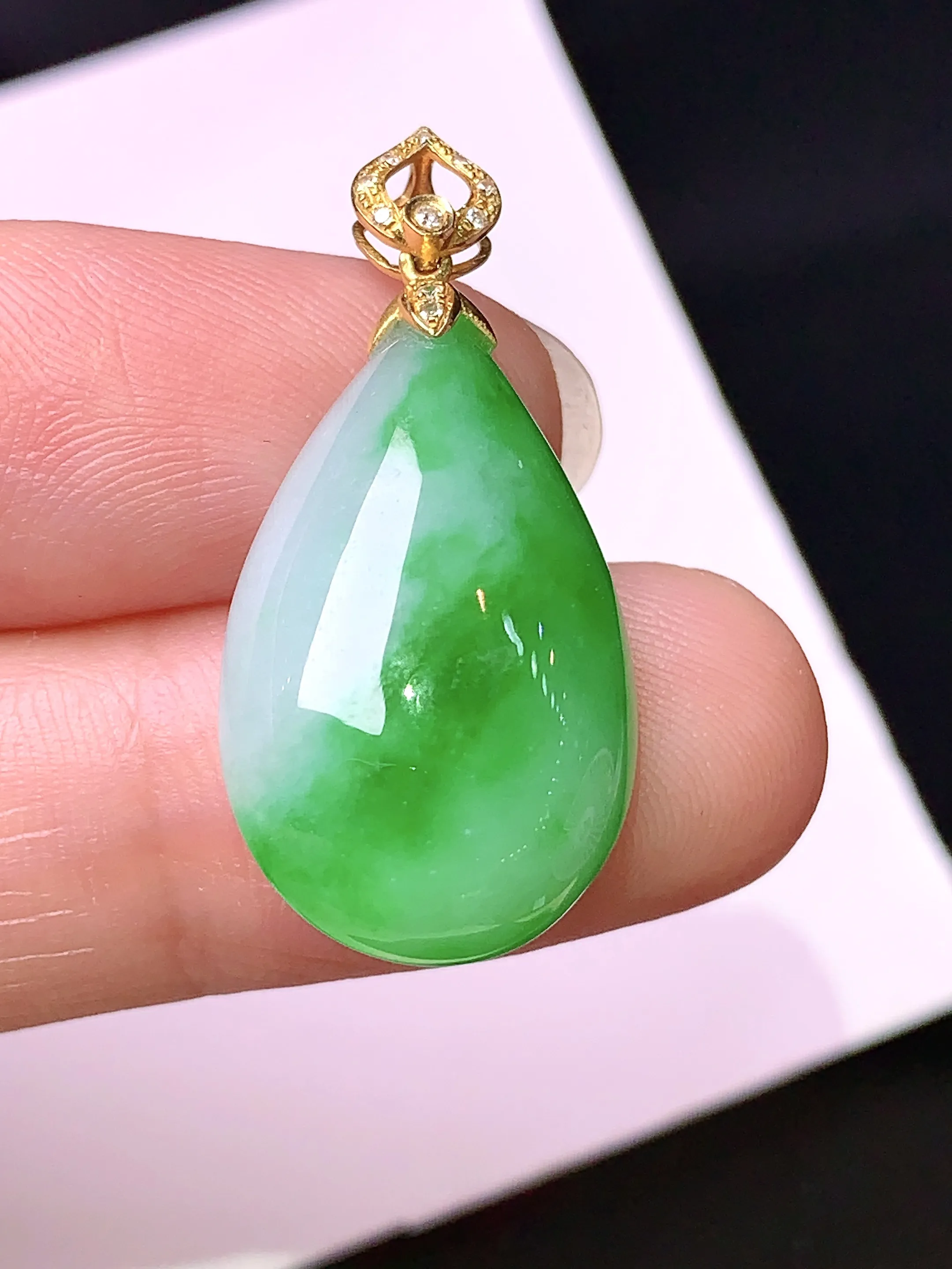18k金钻镶嵌飘绿水滴吊坠 玉质细腻 色泽清新艳丽 整体尺寸30*14.2*8