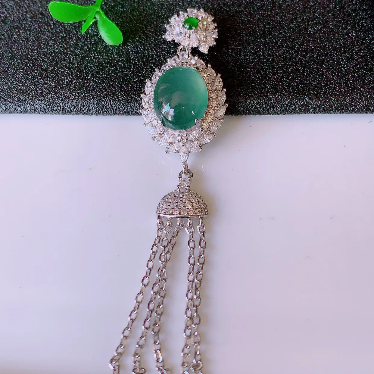冰透满绿翡翠925银镶嵌蛋面吊坠，自然光实拍，翠色灵动，颜色漂亮，种老水足，品相佳，佩戴佳品！#97.15整体72.5-16.5*9.5裸石12*9.6