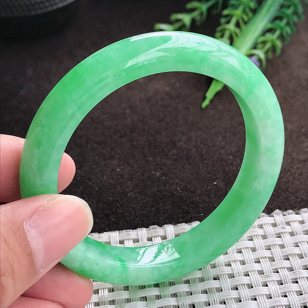 天然a货翡翠53/10.2/8.5老坑精美辣阳绿手镯宽边翡翠玉手镯