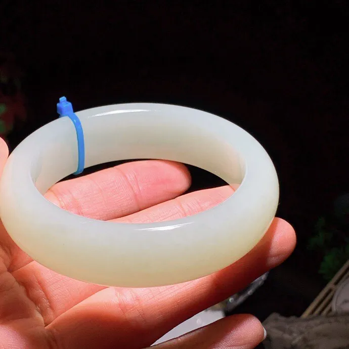 56圈口 新疆和田玉且末蓝手镯。宽版手镯。56圈口条宽18厚9重80.9克。玉质细腻油润。手推出油。佩戴高端典雅。lt251115